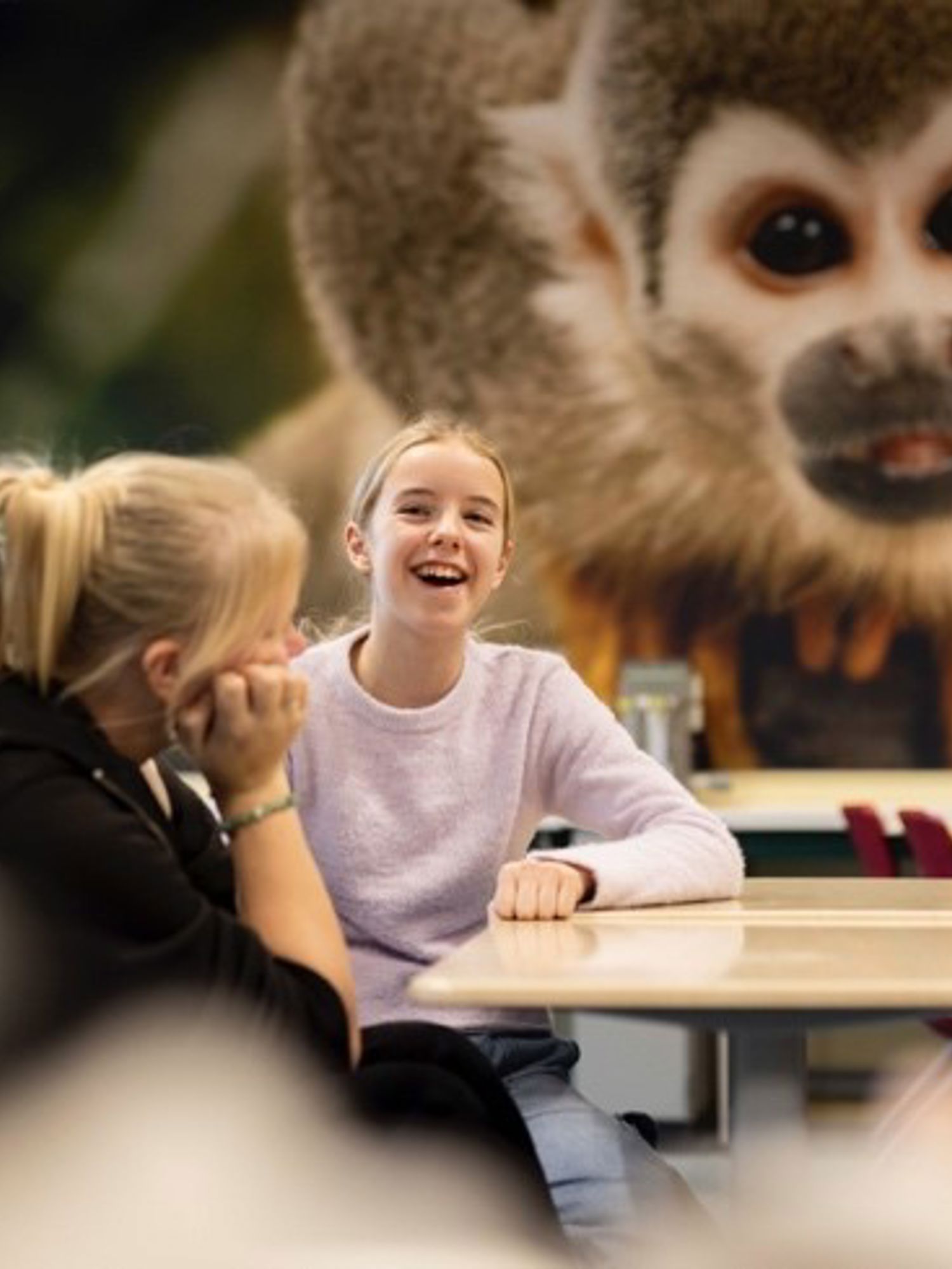 Meisje zittend op een bank voor kluisjes