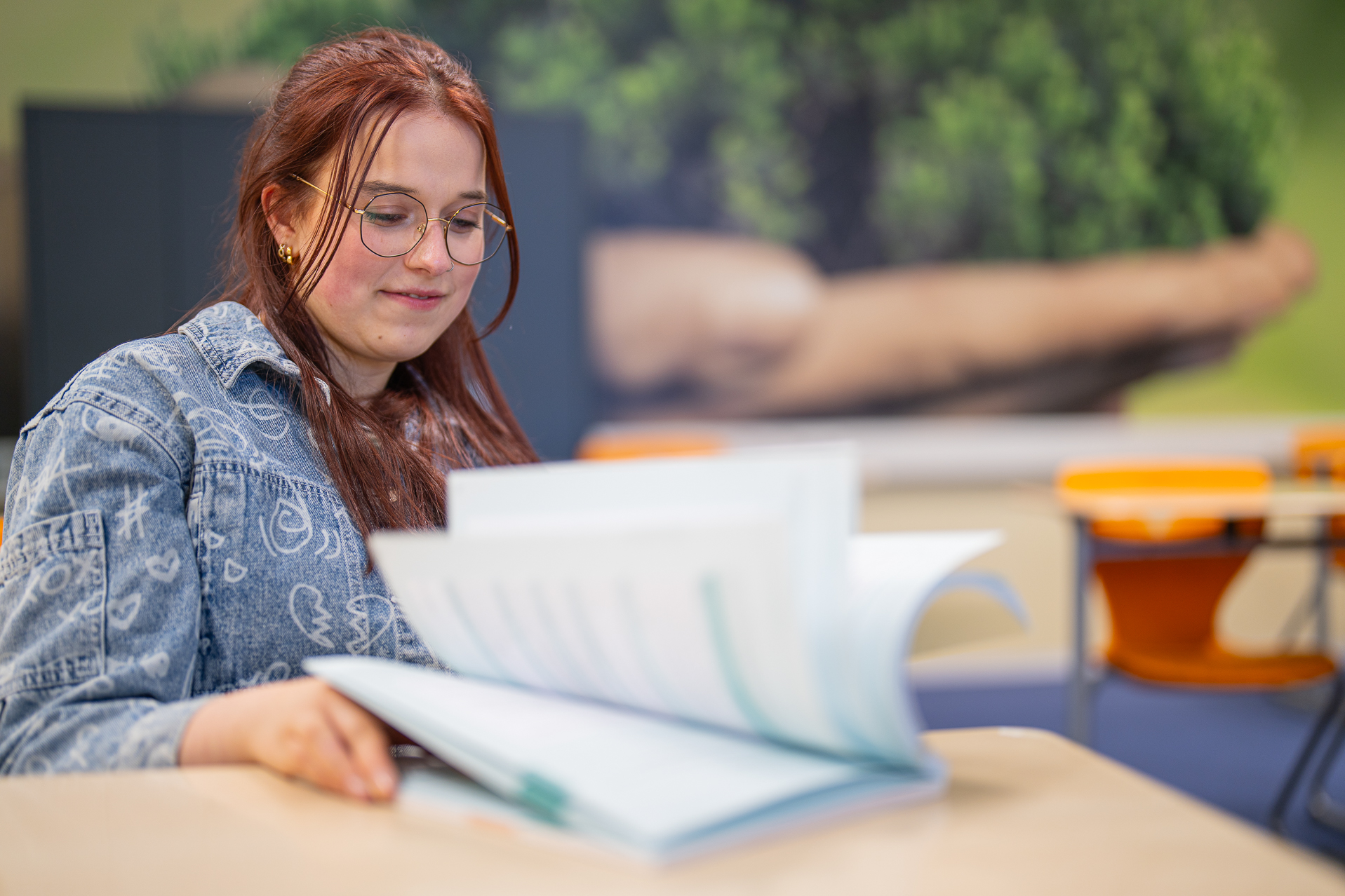 Meisje zittend op een bank voor kluisjes