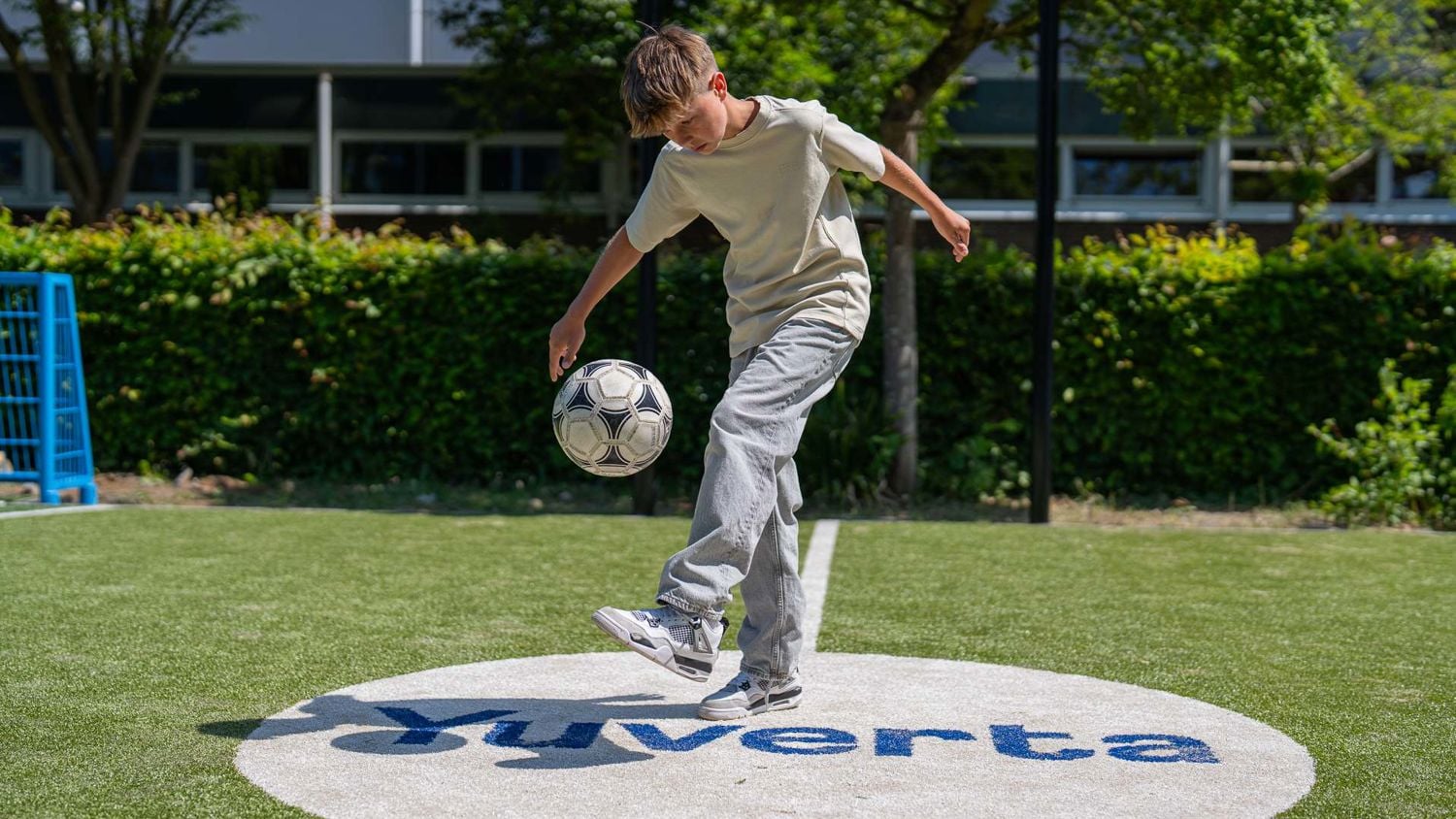 Meisje zittend op een bank voor kluisjes