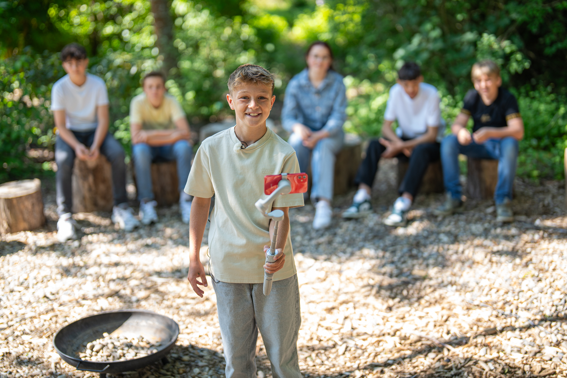 Docent van Yuverta vmbo Eindhoven neemt een vlog op met zijn eigen telefoon