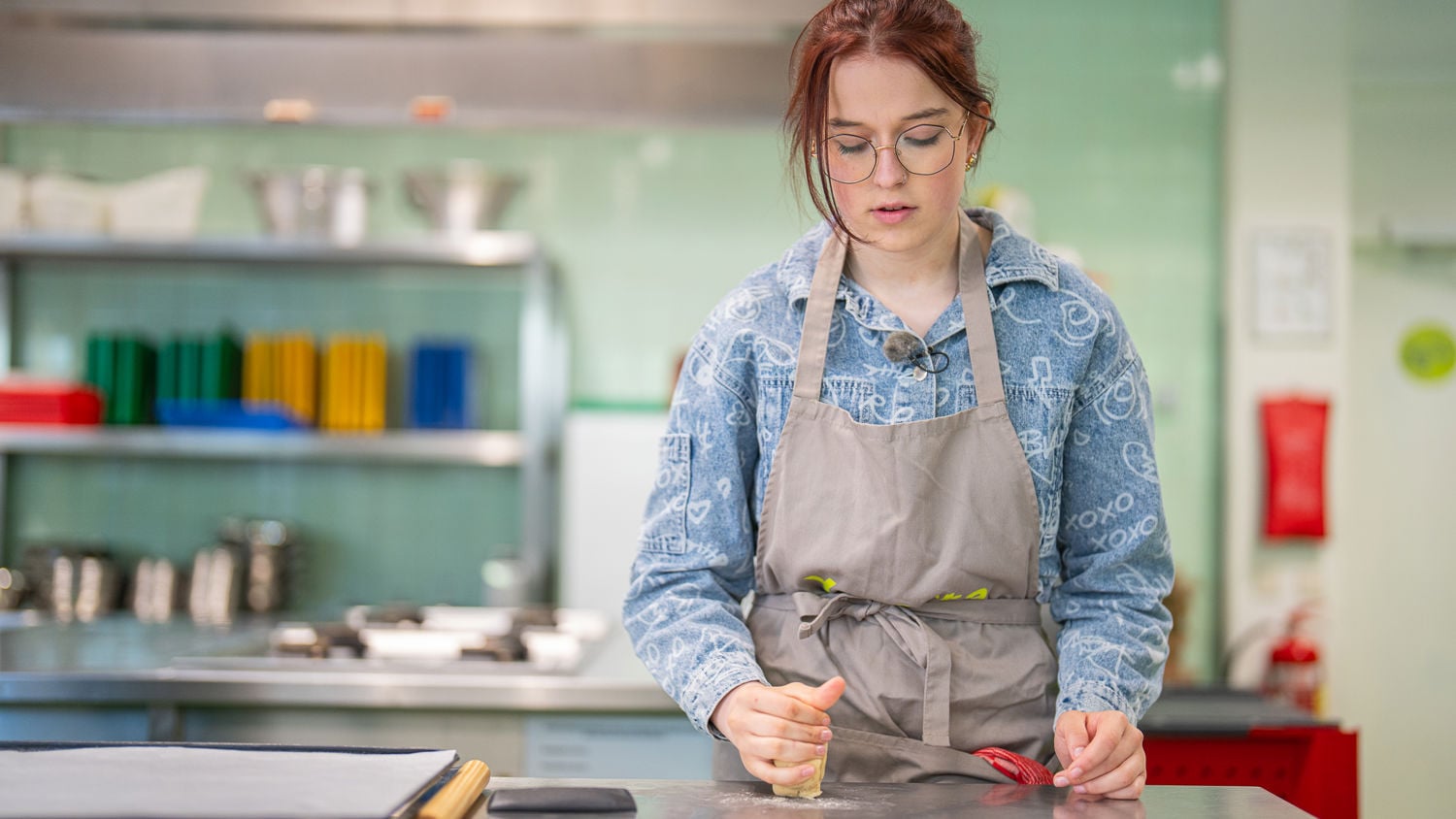 Meisje zittend op een bank voor kluisjes