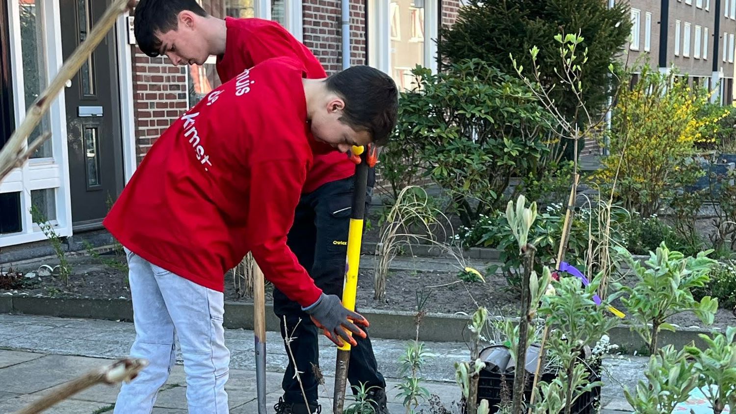 Meisje zittend op een bank voor kluisjes