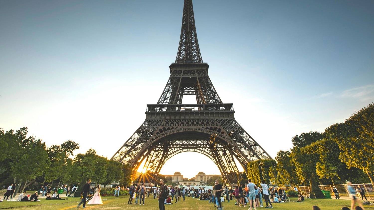 Meisje zittend op een bank voor kluisjes