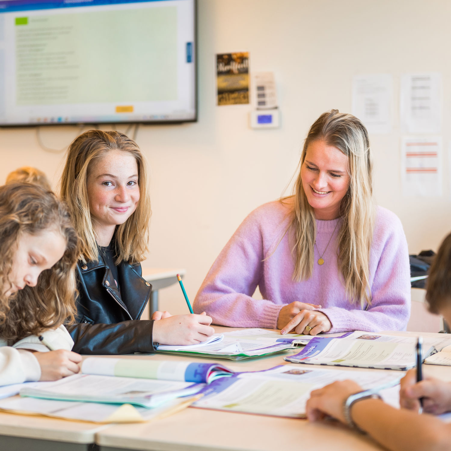 Leerling kust de neus van een paard