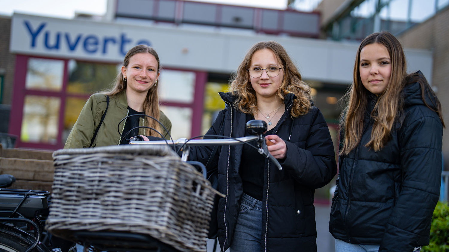 Meisje zittend op een bank voor kluisjes