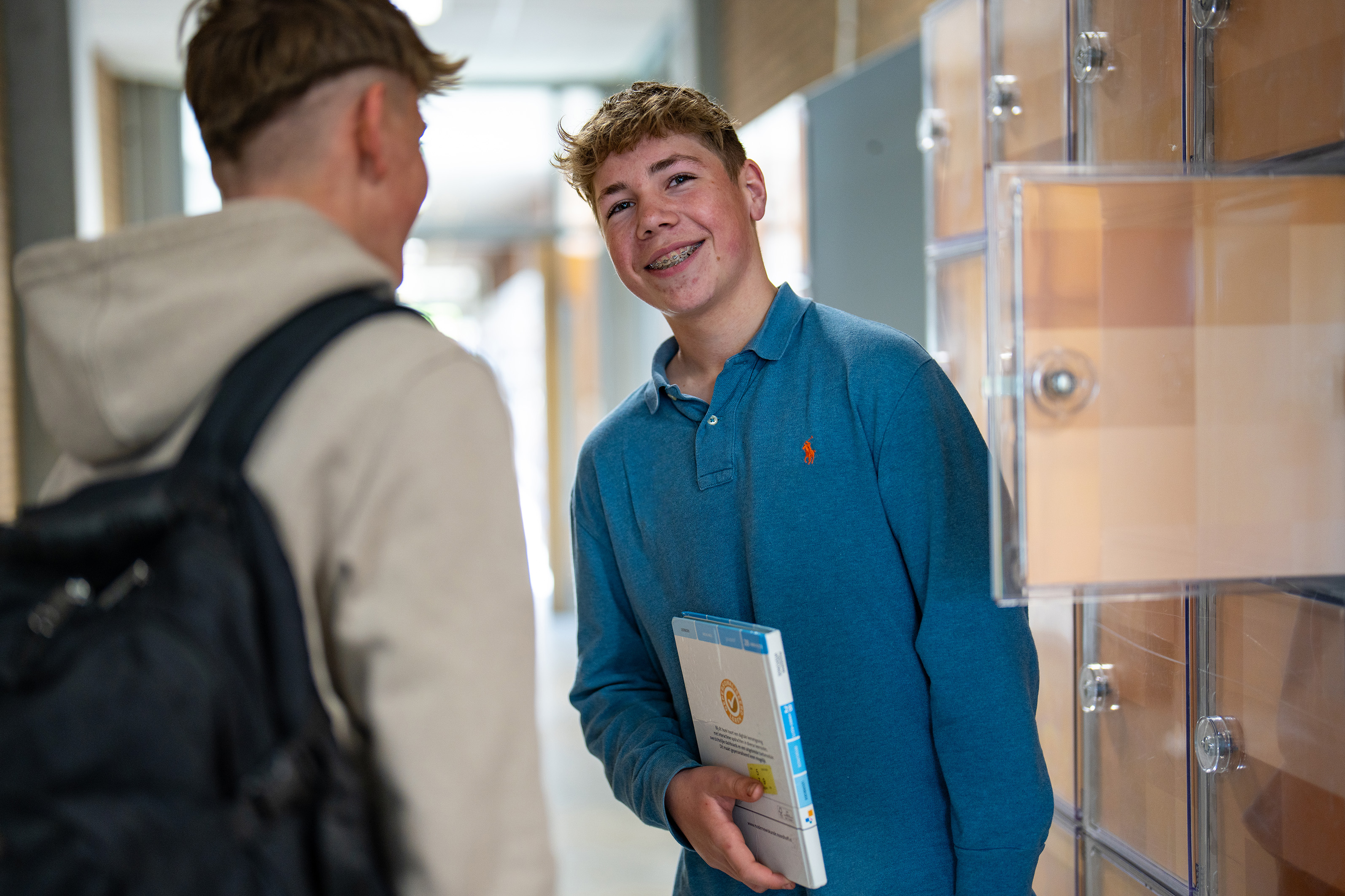 Meisje zittend op een bank voor kluisjes