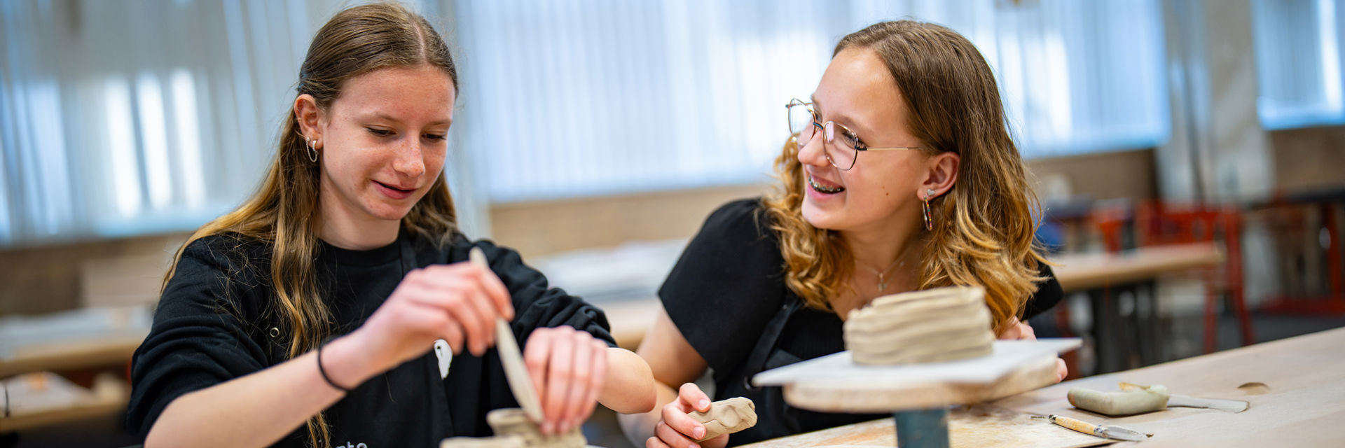 twee leerlingen in een praktijklokaal