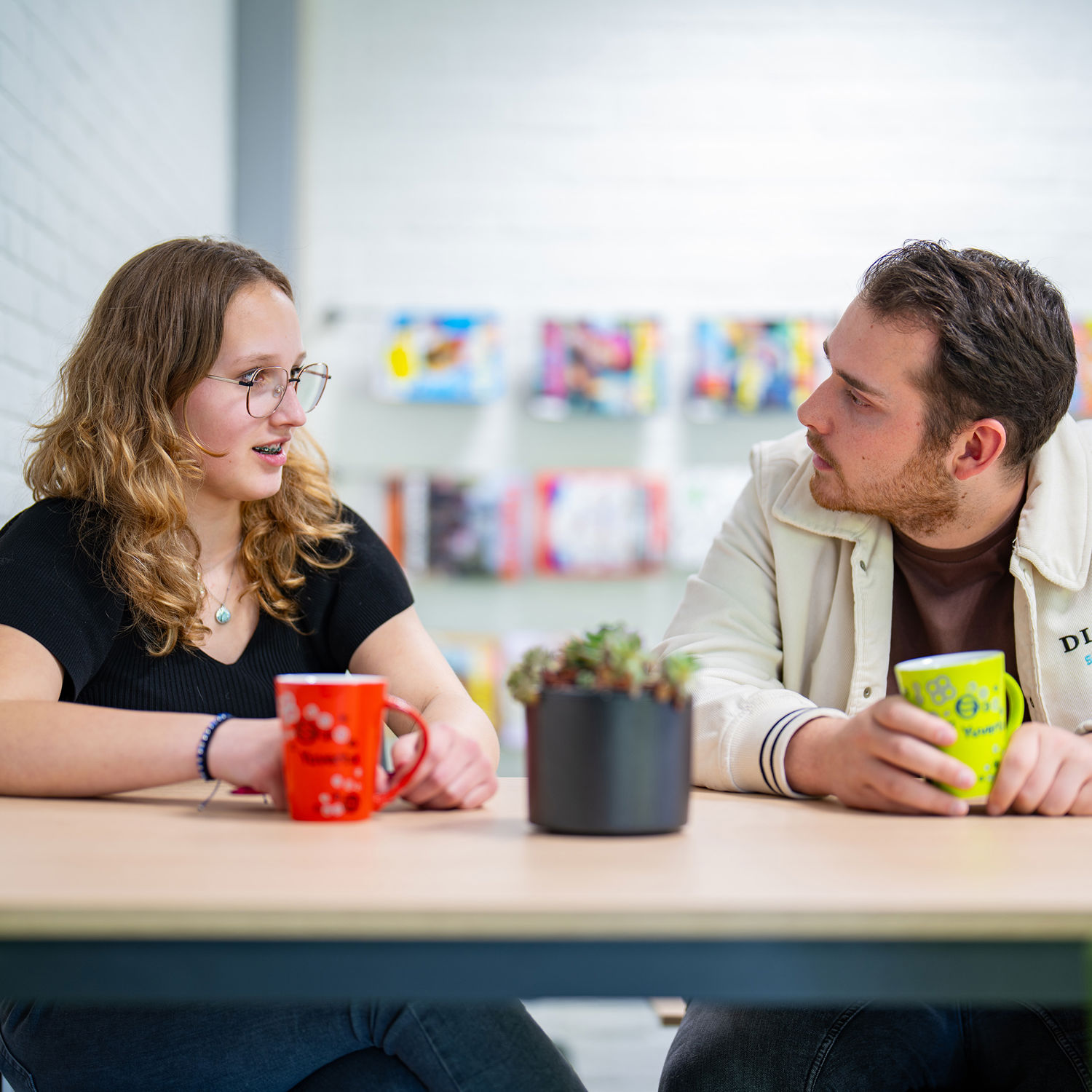 Meisje zittend op een bank voor kluisjes