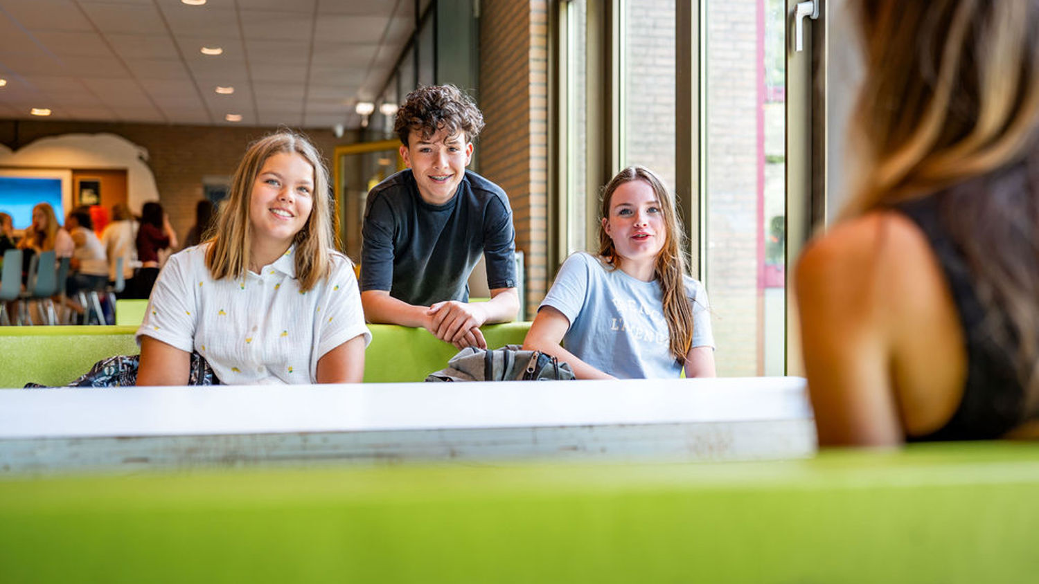 Meisje zittend op een bank voor kluisjes