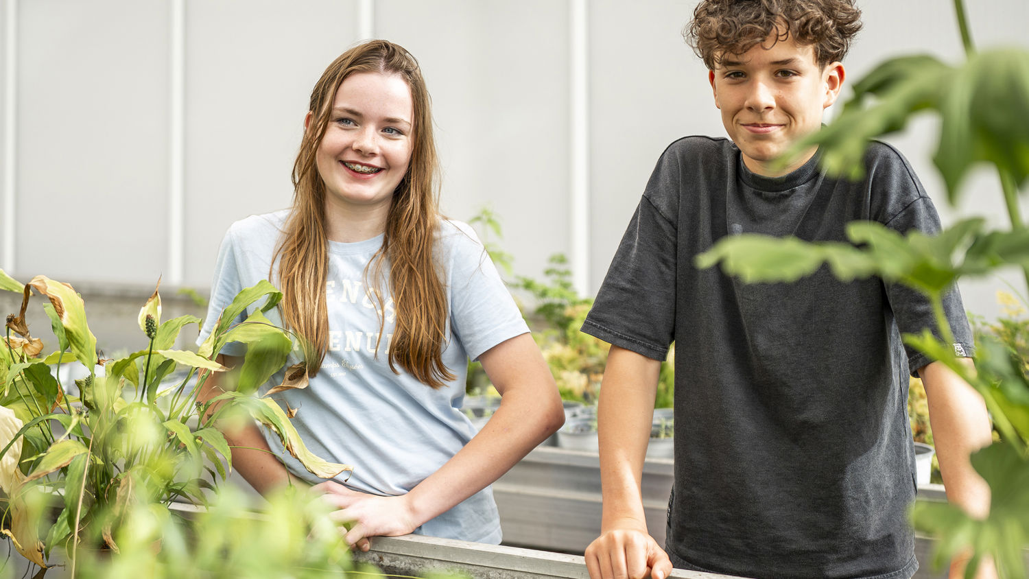 Twee studenten in een groene omgeving