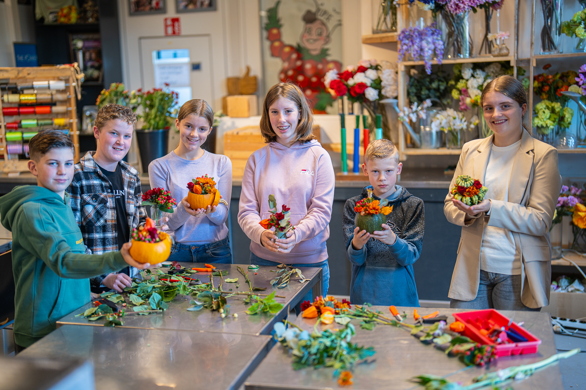 Docent van Yuverta vmbo Eindhoven neemt een vlog op met zijn eigen telefoon