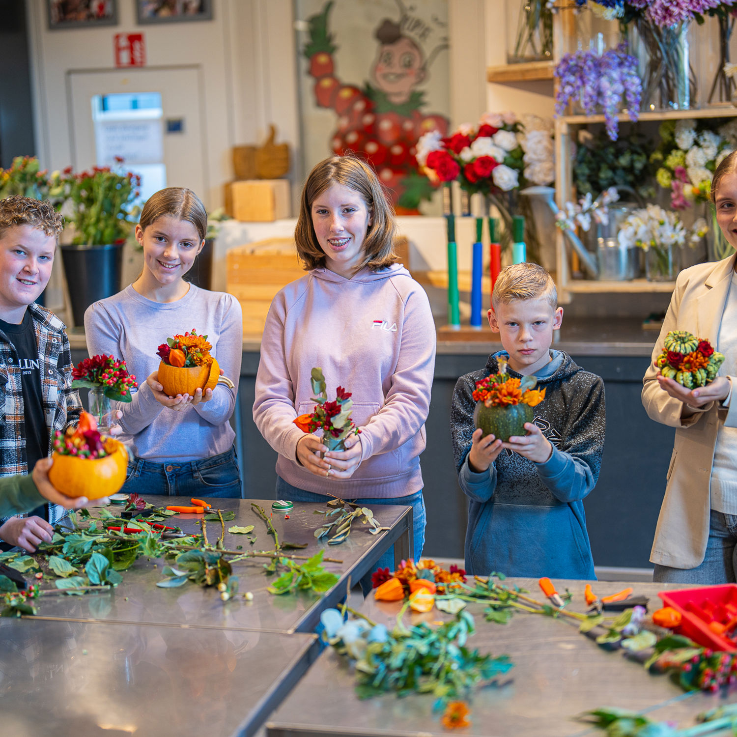 Docent van Yuverta vmbo Eindhoven neemt een vlog op met zijn eigen telefoon