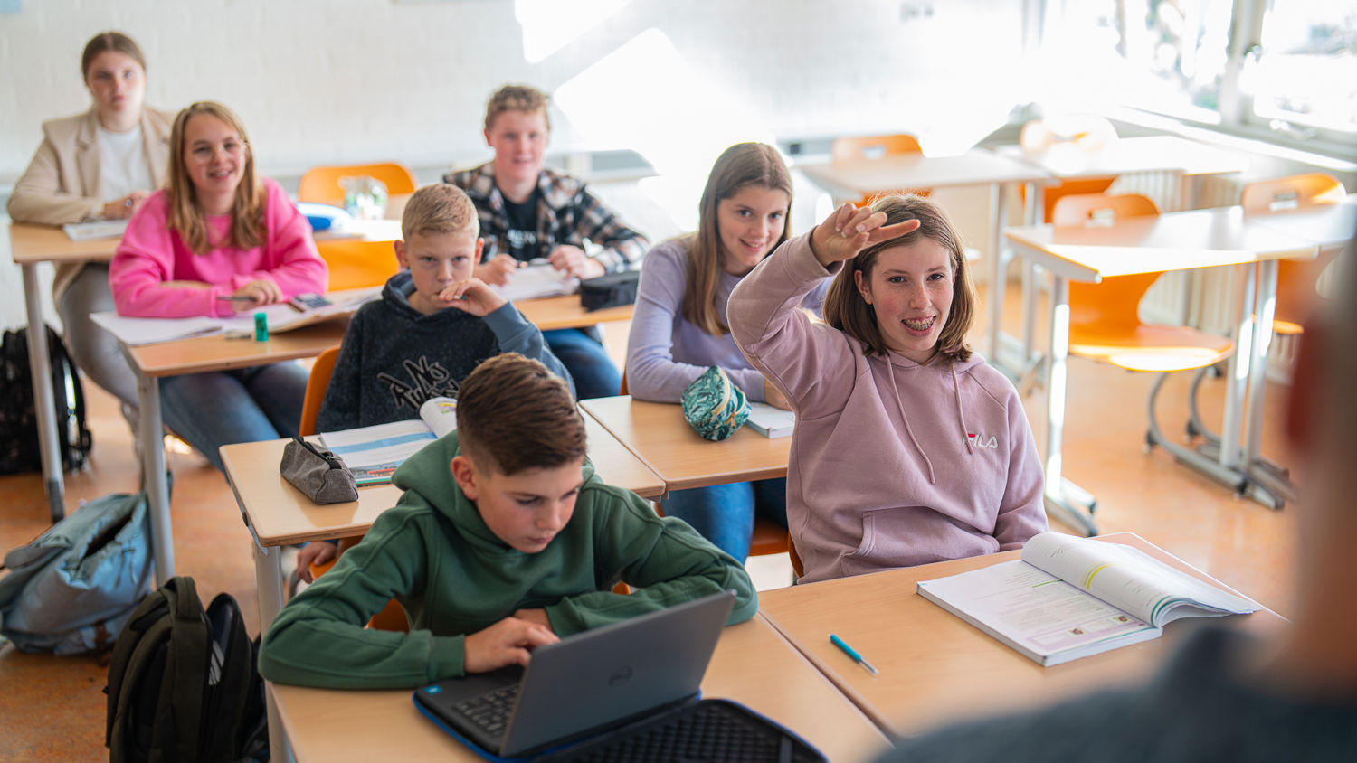 Leerling kust de neus van een paard