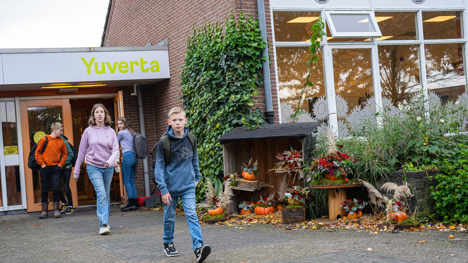 Meisje zittend op een bank voor kluisjes