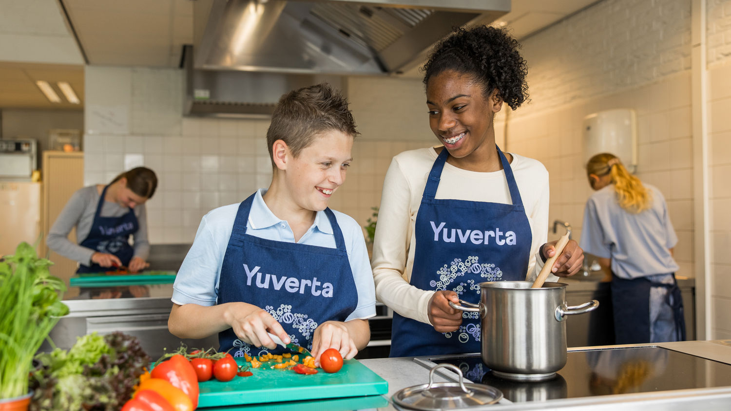 Drie studenten voeren wateronderzoek uit