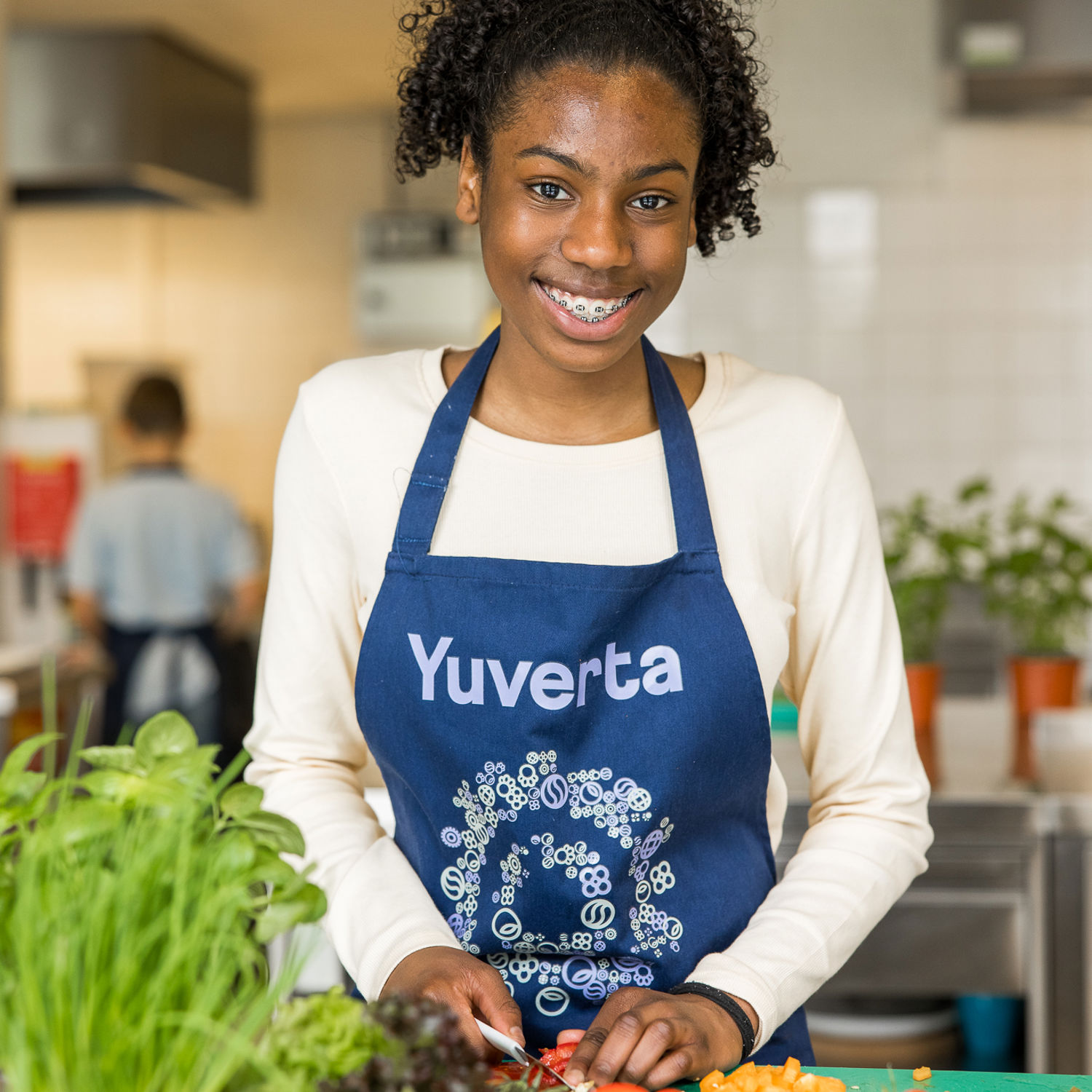 Meisje zittend op een bank voor kluisjes