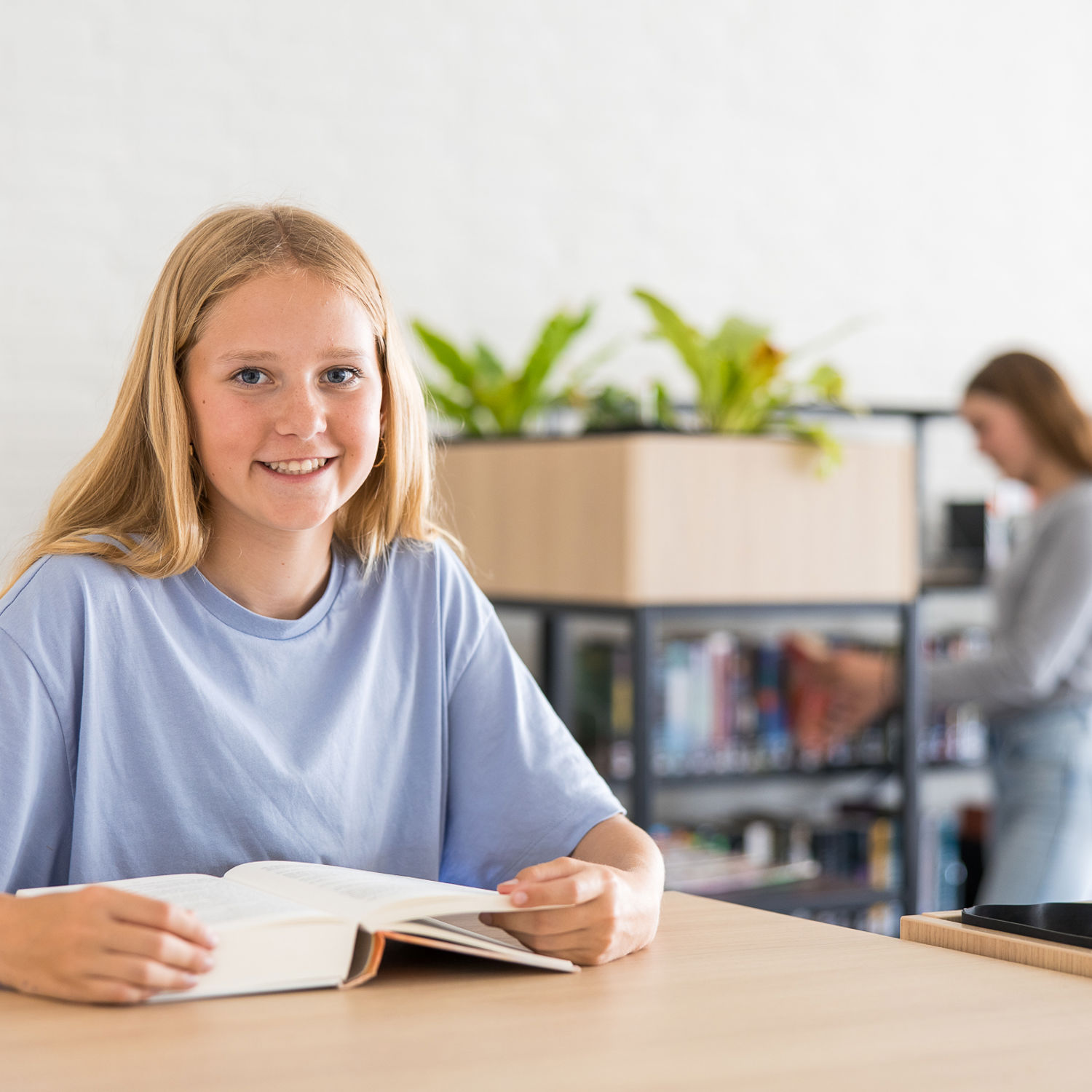 Meisje zittend op een bank voor kluisjes
