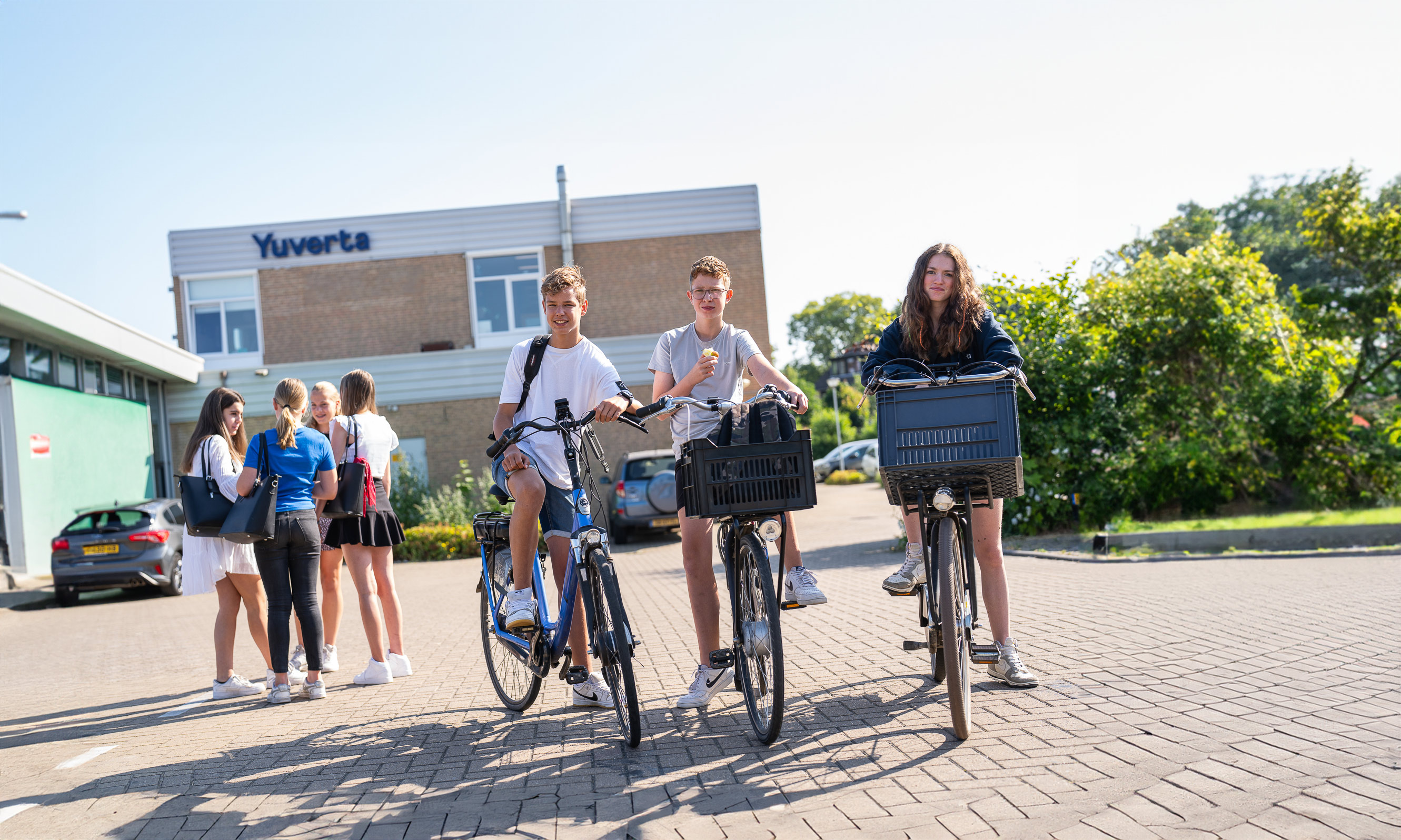 Leerlingen op de fiets op het schoolplein