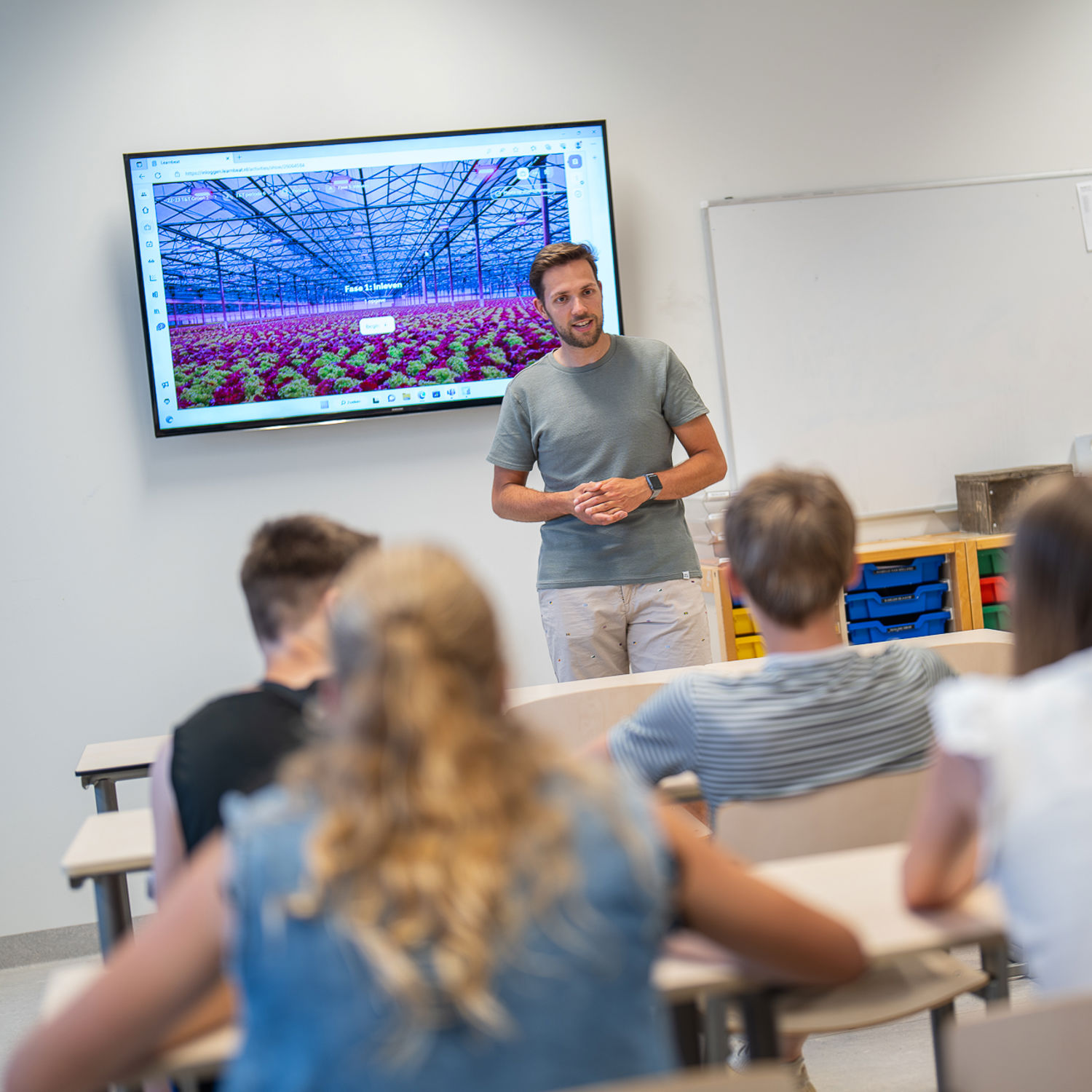 Leerling lachend voor een boekenkast