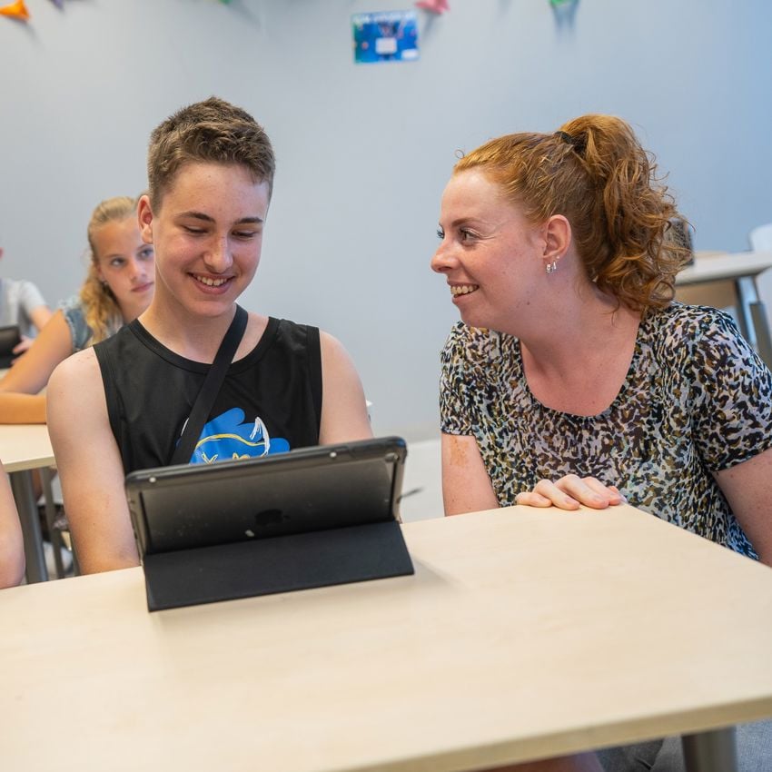 Meisje zittend op een bank voor kluisjes