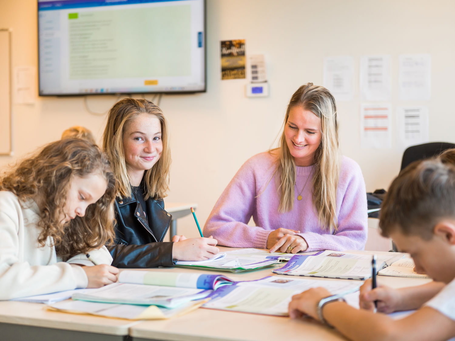 Meisje zittend op een bank voor kluisjes
