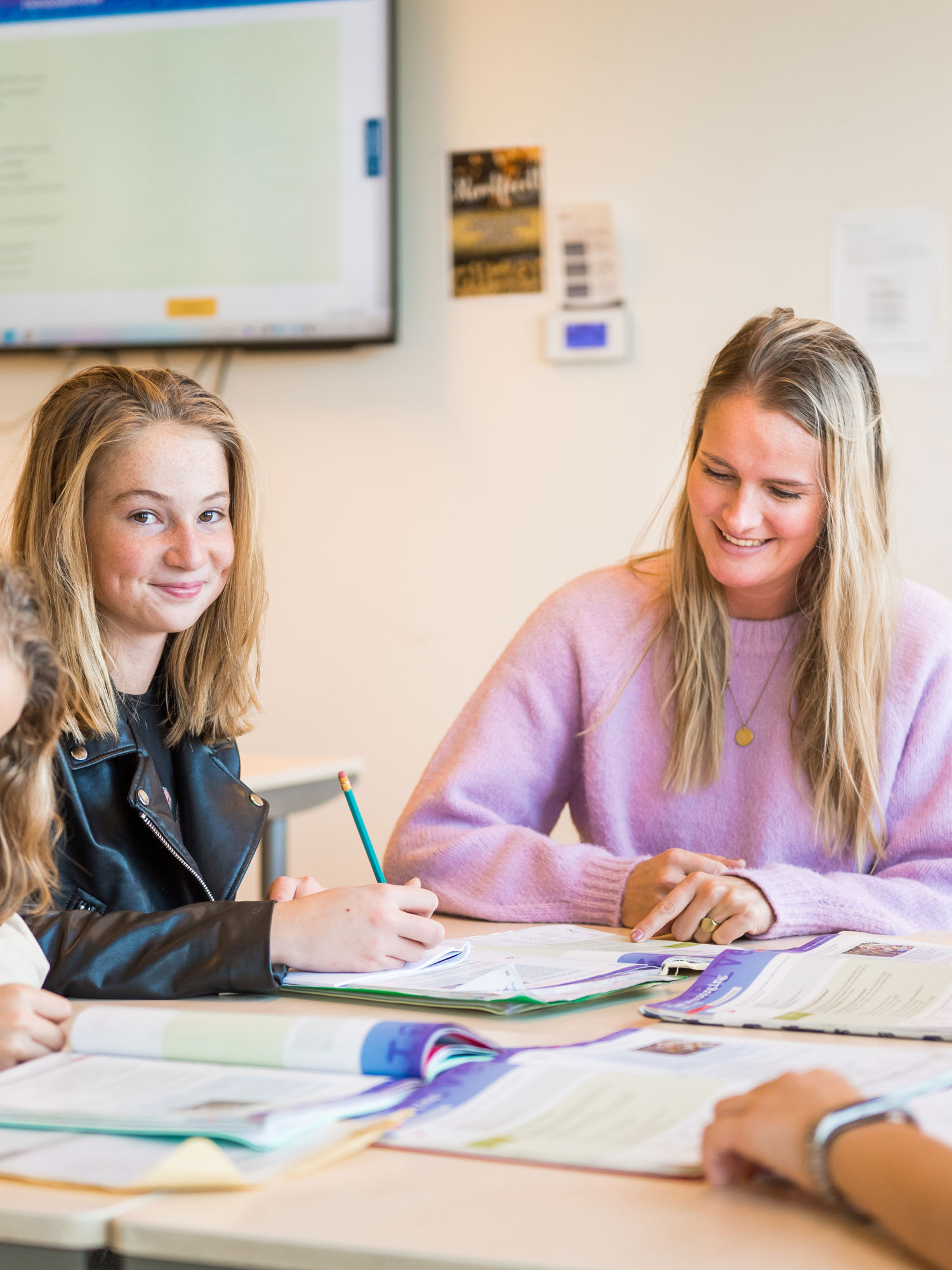 Meisje zittend op een bank voor kluisjes