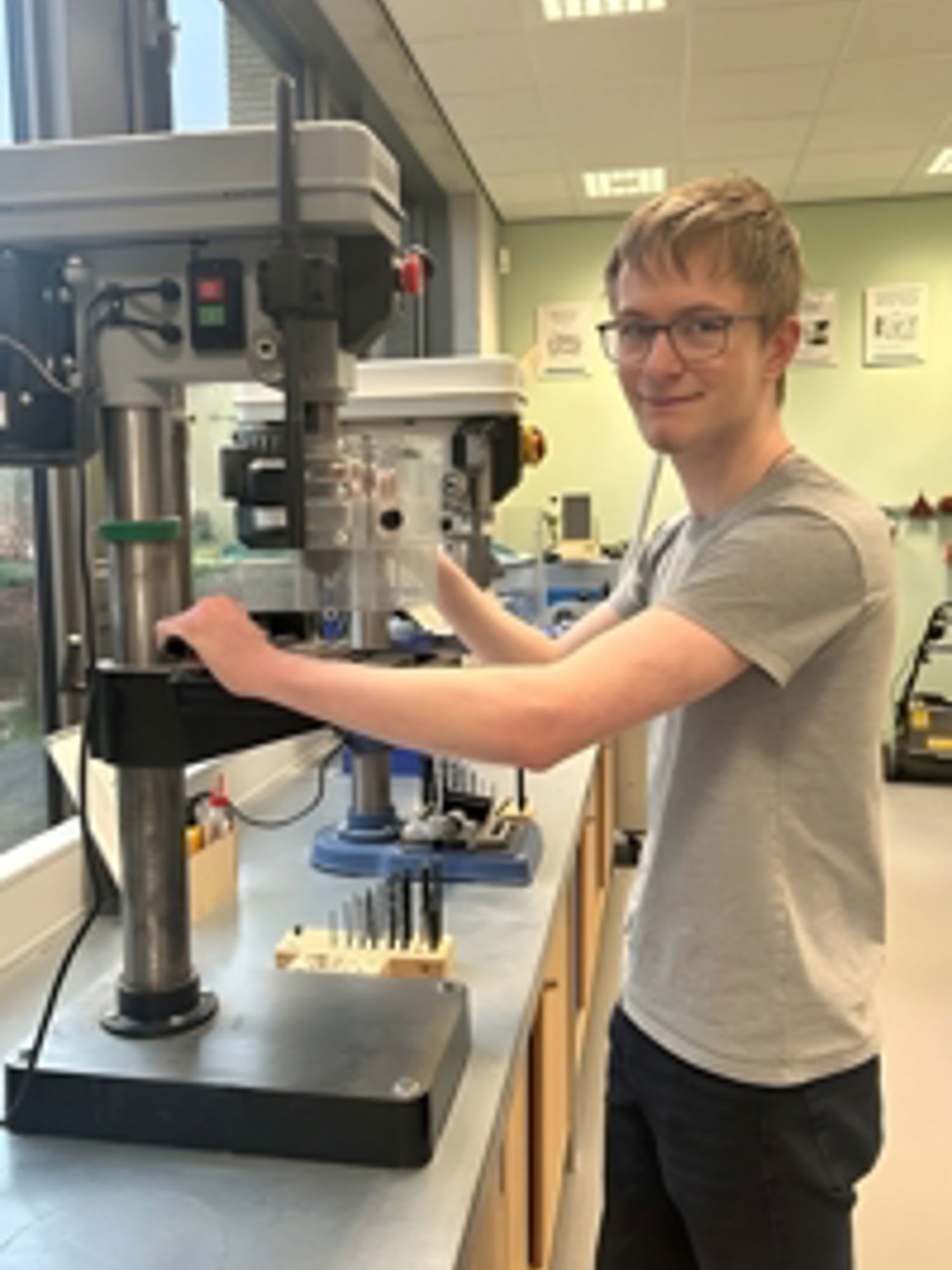 Docent leidt groep lachende studenten in klaslokaal