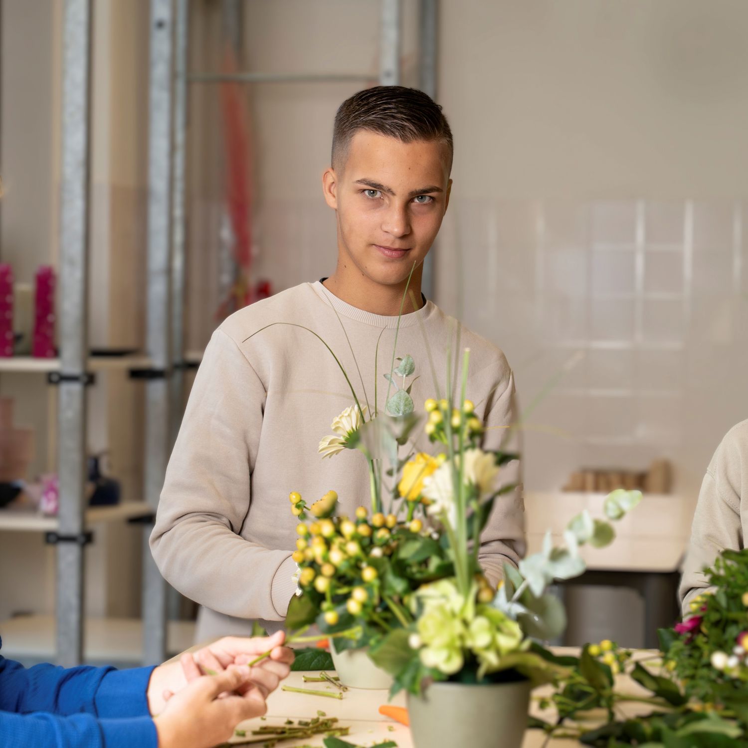 Docent leidt groep lachende studenten in klaslokaal