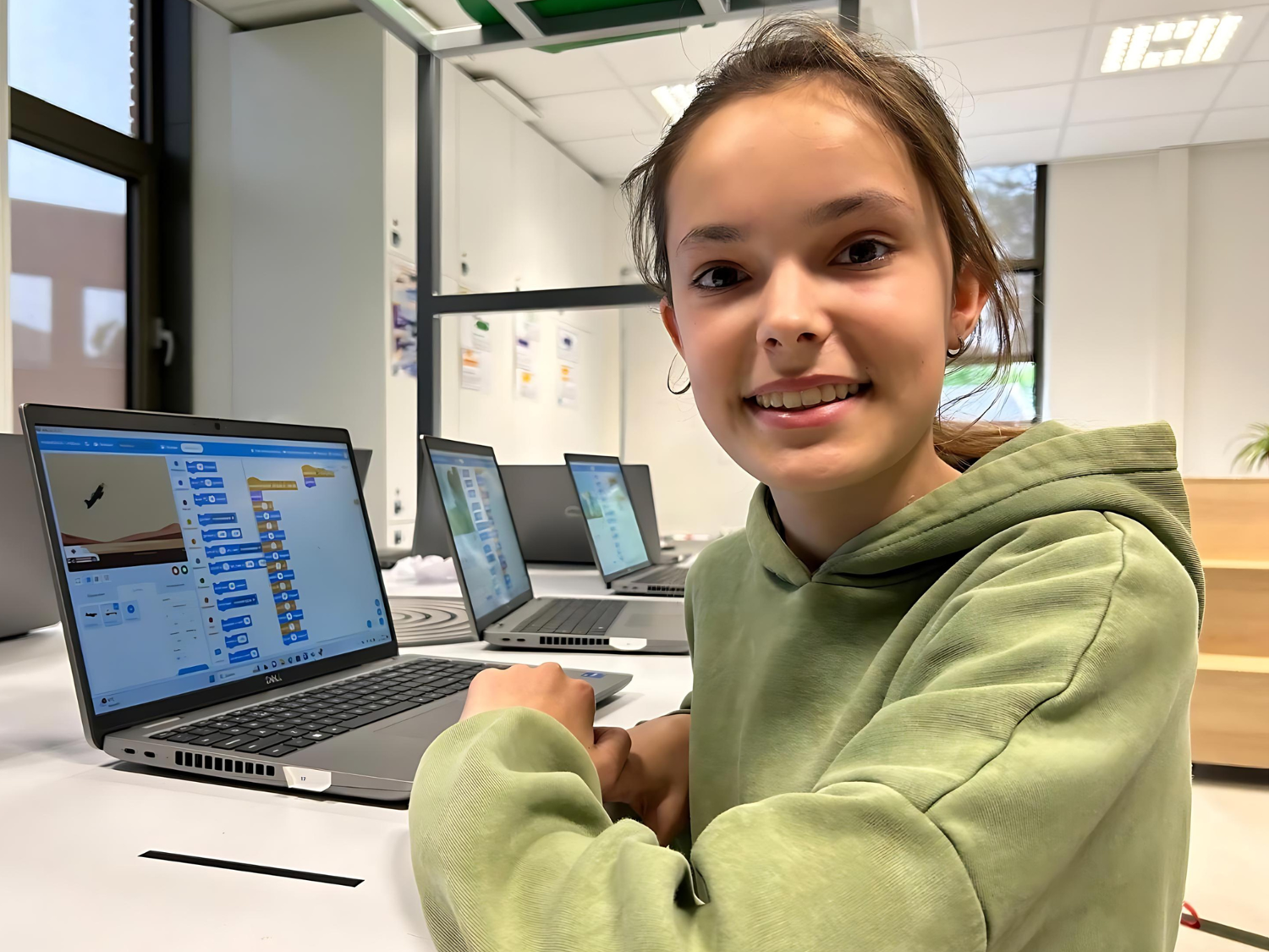 drie giraffes in achter een hek