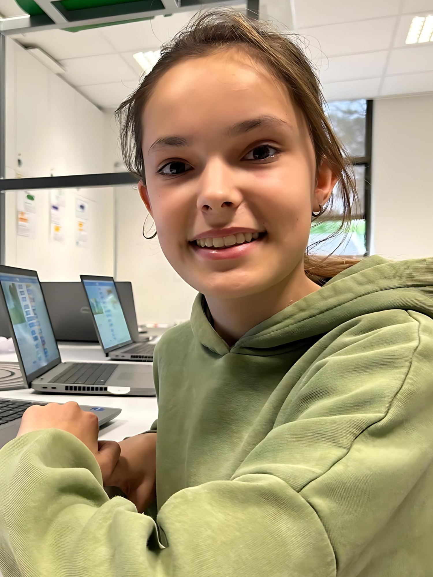 Meisje zittend op een bank voor kluisjes