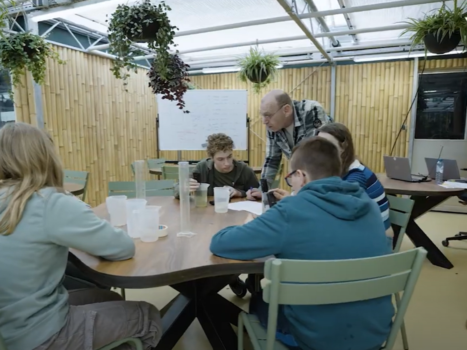 Leerling lachend voor een boekenkast