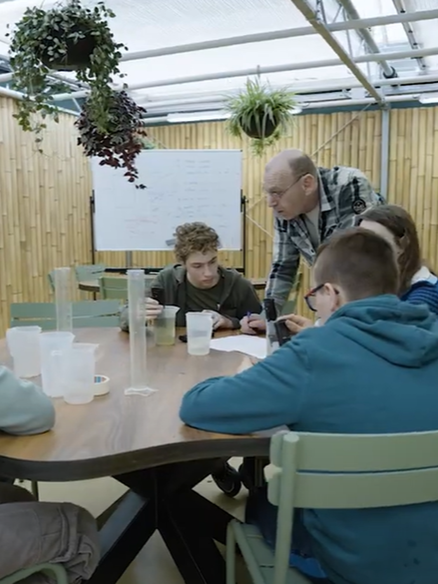 Docent van Yuverta vmbo Eindhoven neemt een vlog op met zijn eigen telefoon