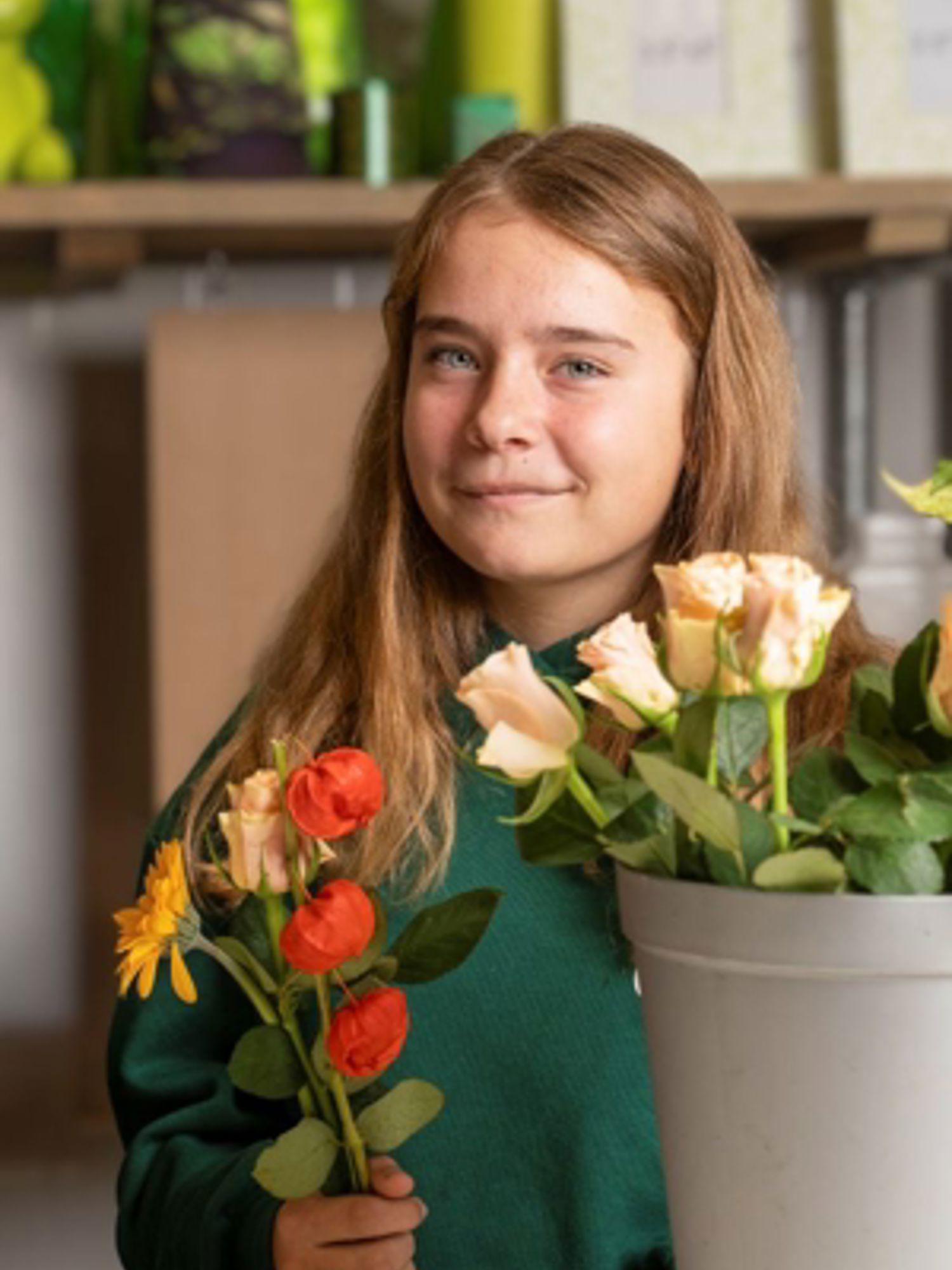 Docent leidt groep lachende studenten in klaslokaal