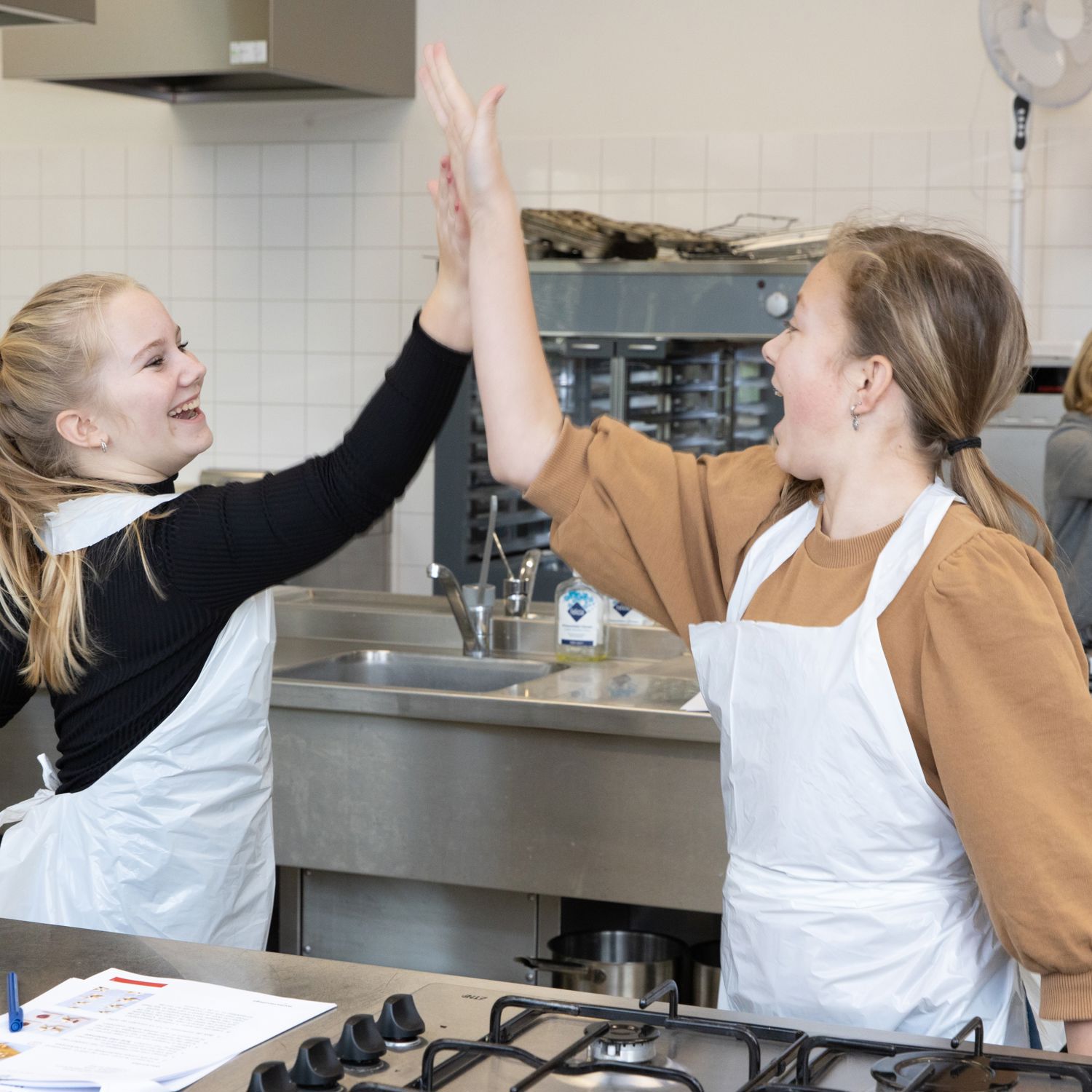 Leerling kust de neus van een paard