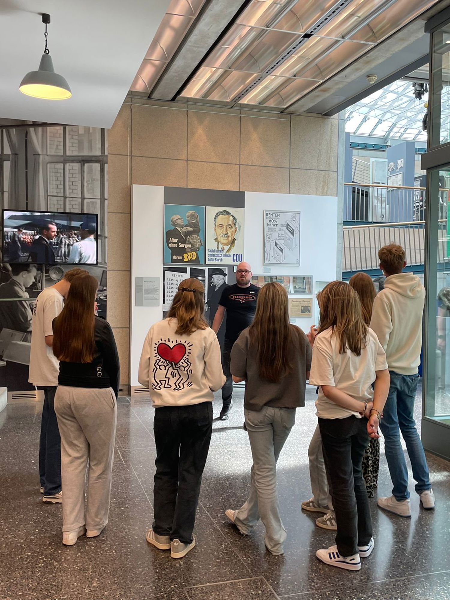 Meisje zittend op een bank voor kluisjes