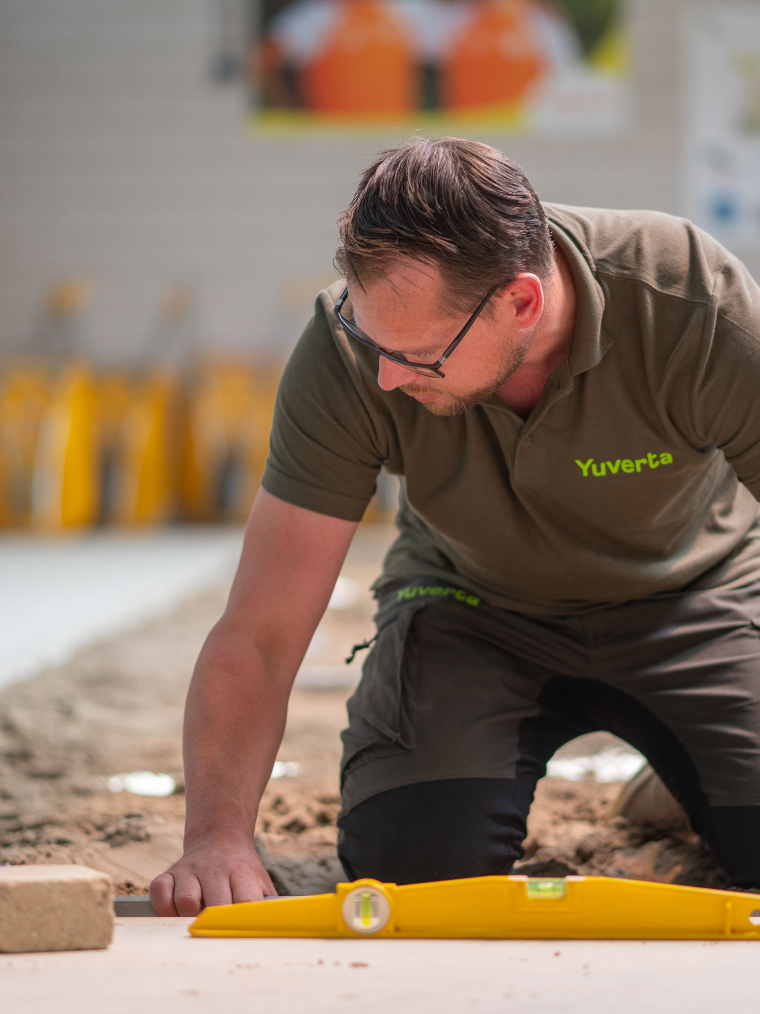 Meisje zittend op een bank voor kluisjes