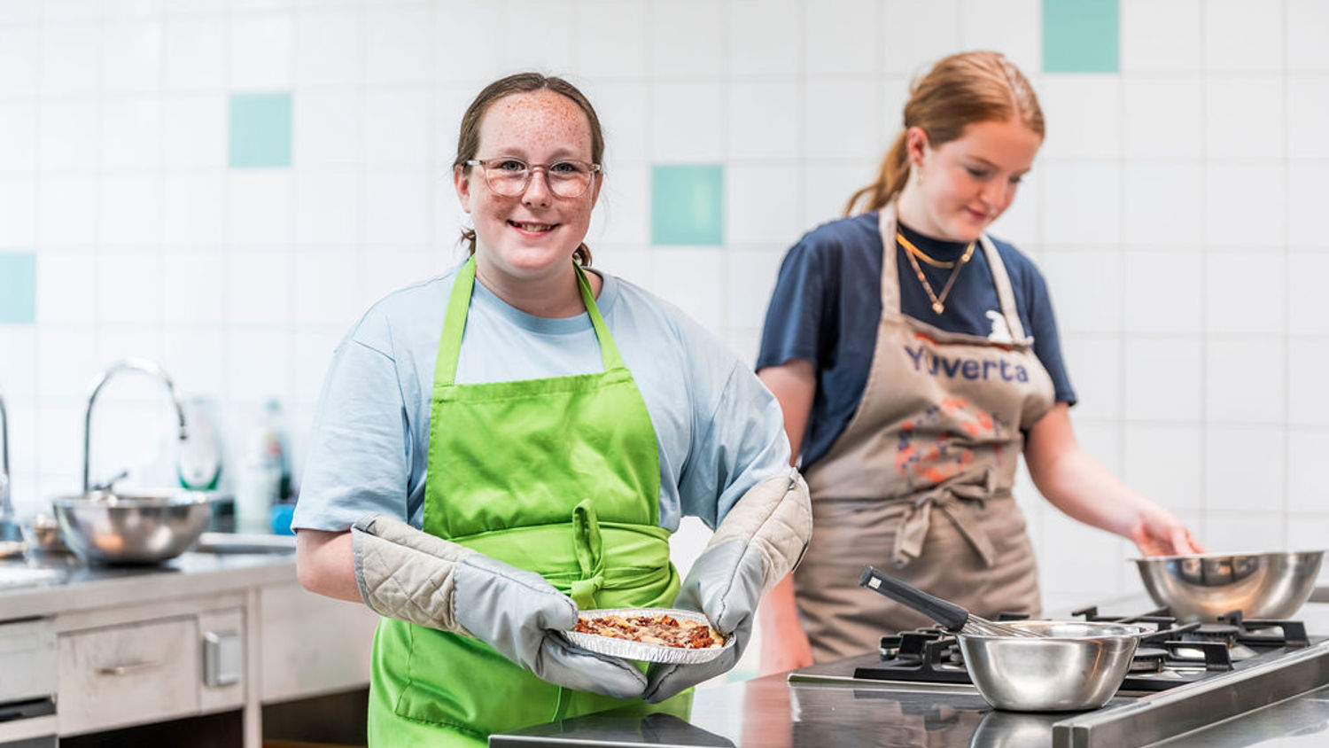 Twee studenten in een groene omgeving