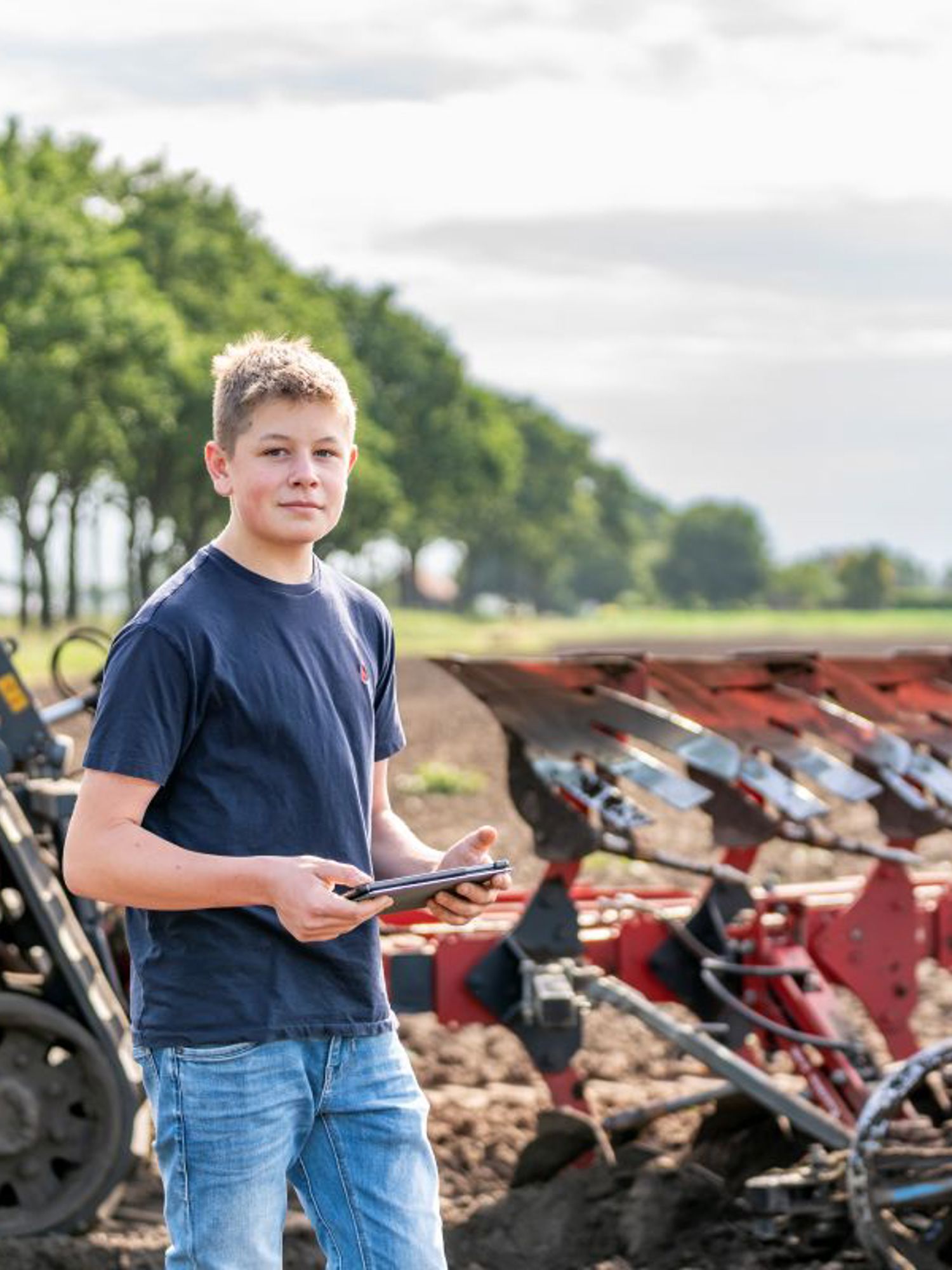 Docent leidt groep lachende studenten in klaslokaal