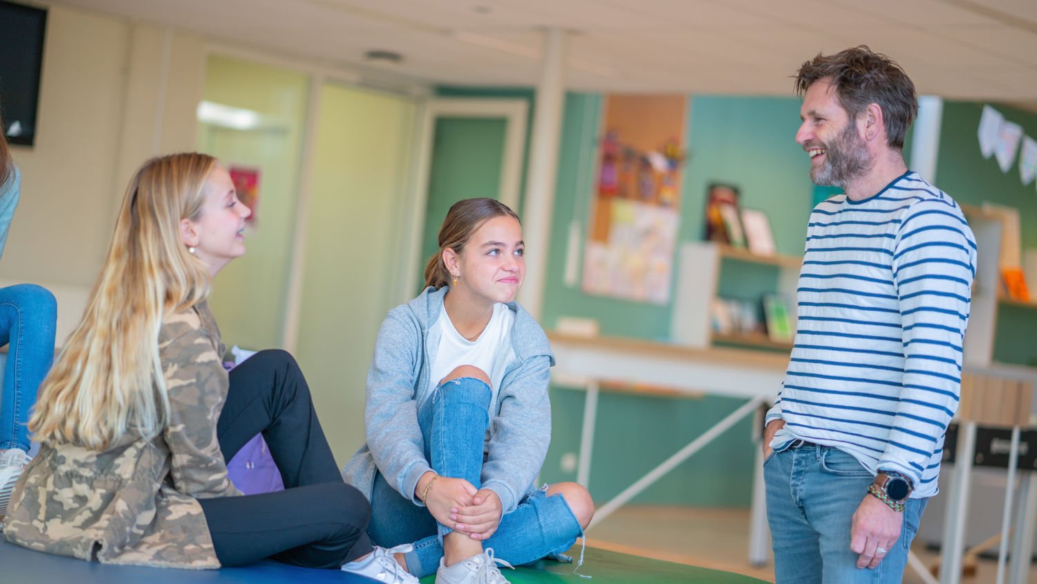 Meisje zittend op een bank voor kluisjes