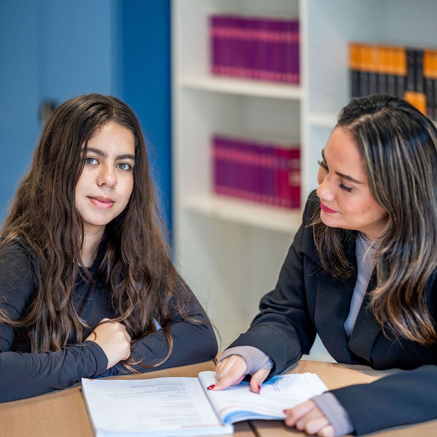Meisje zittend op een bank voor kluisjes