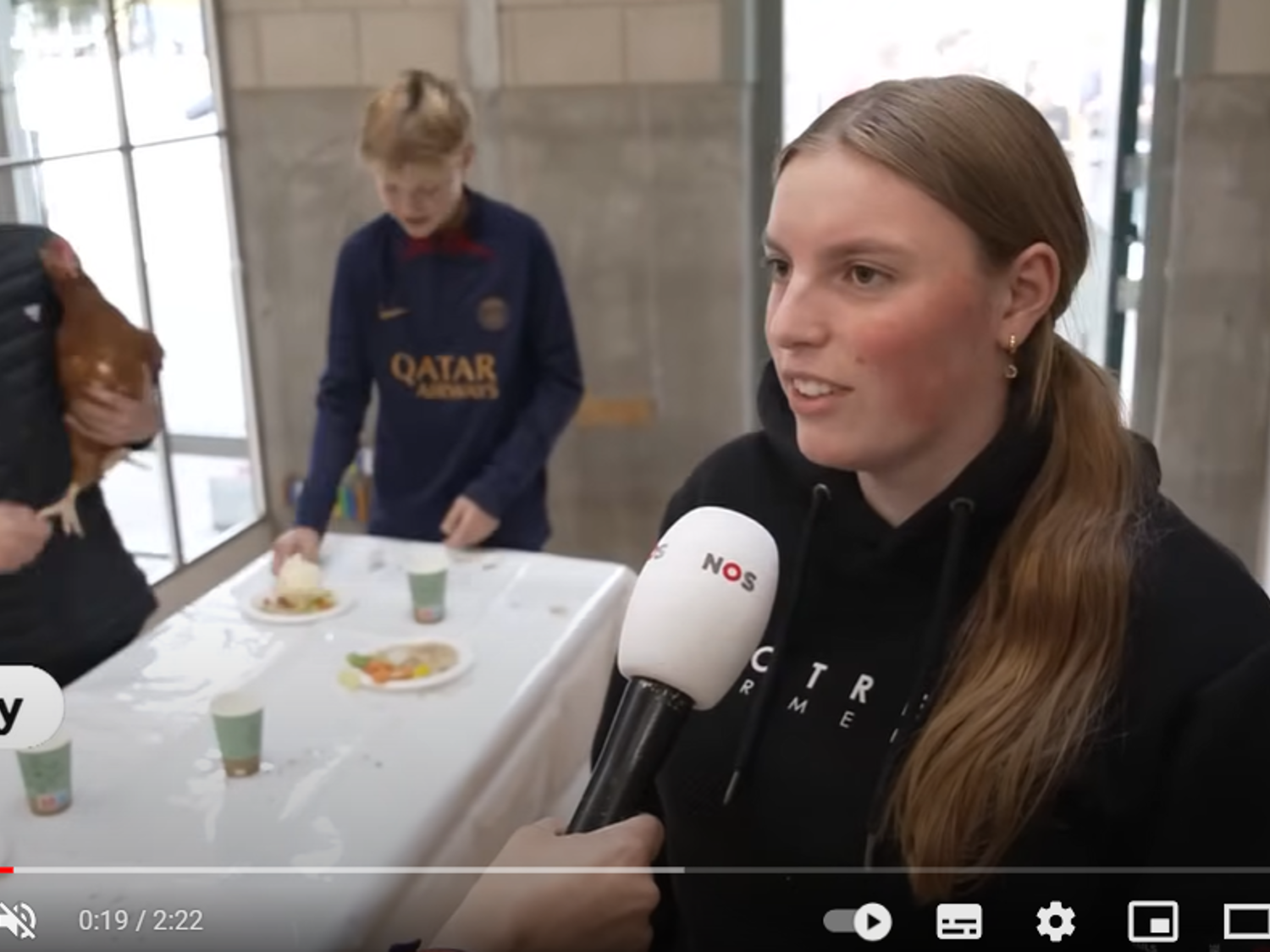 Leerling lachend voor een boekenkast