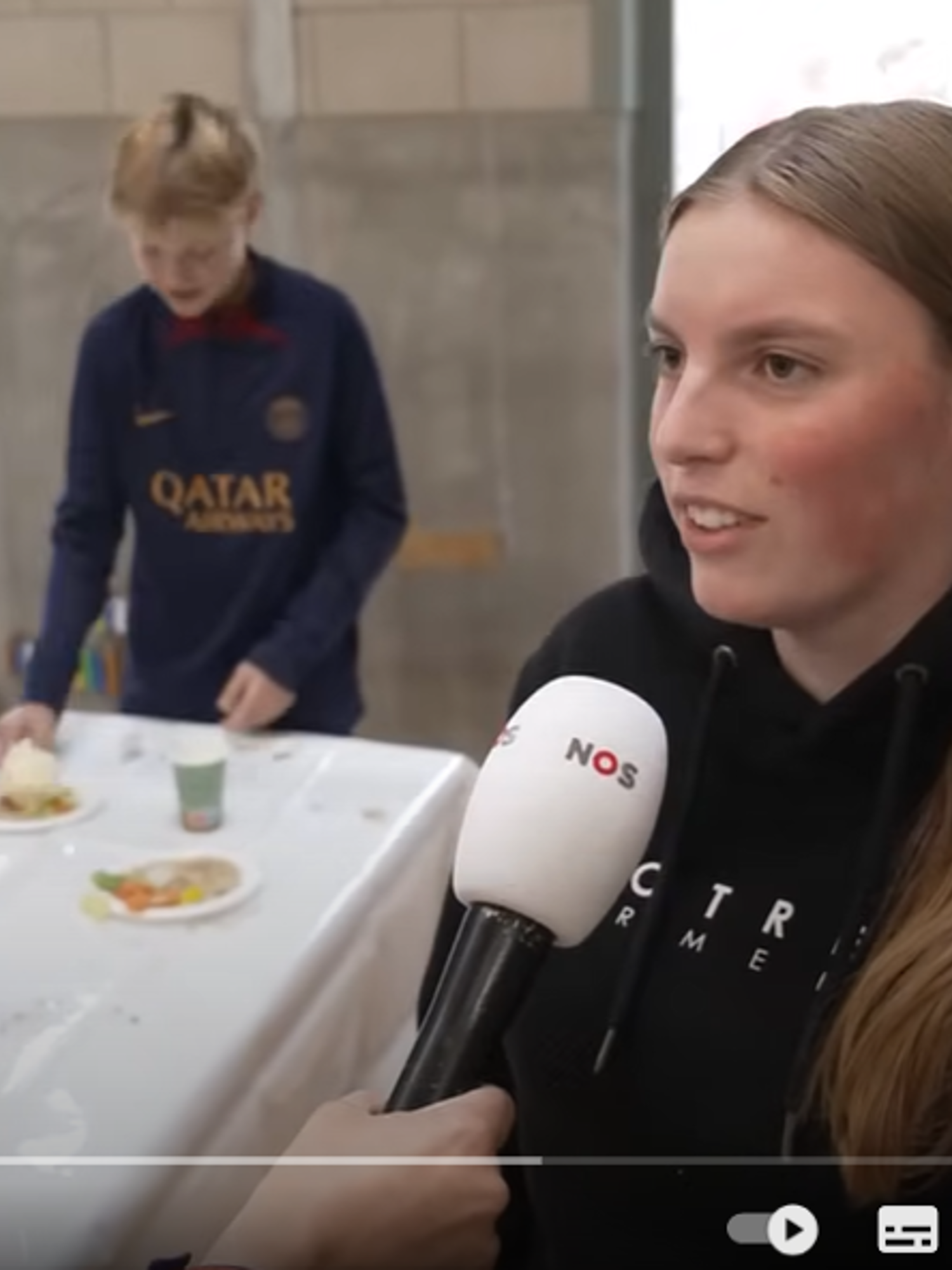 Bloemstudent in aanloop naar WorldSkills Lyon met de vlag van Yuverta
