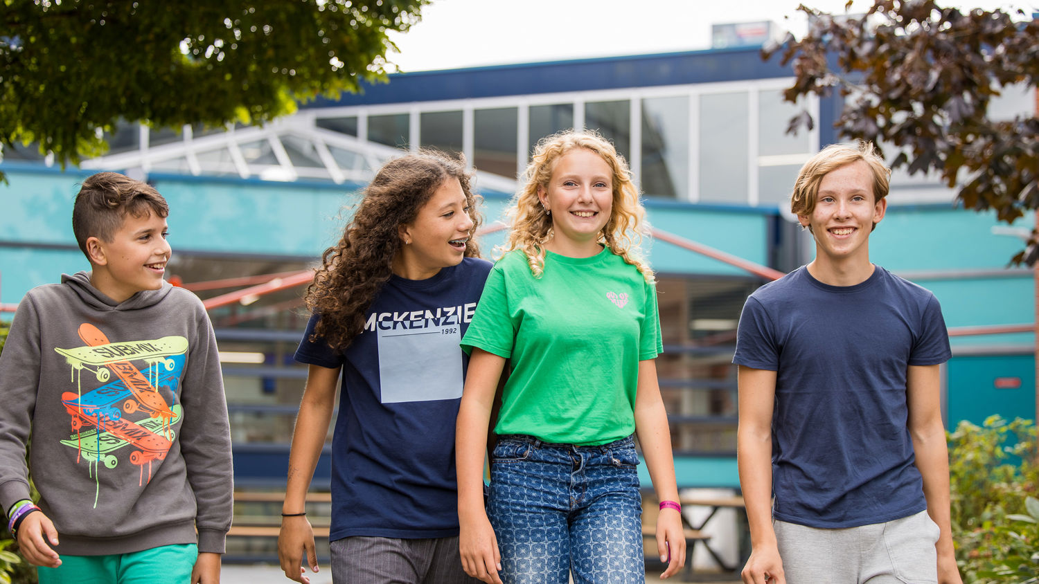 Meisje zittend op een bank voor kluisjes