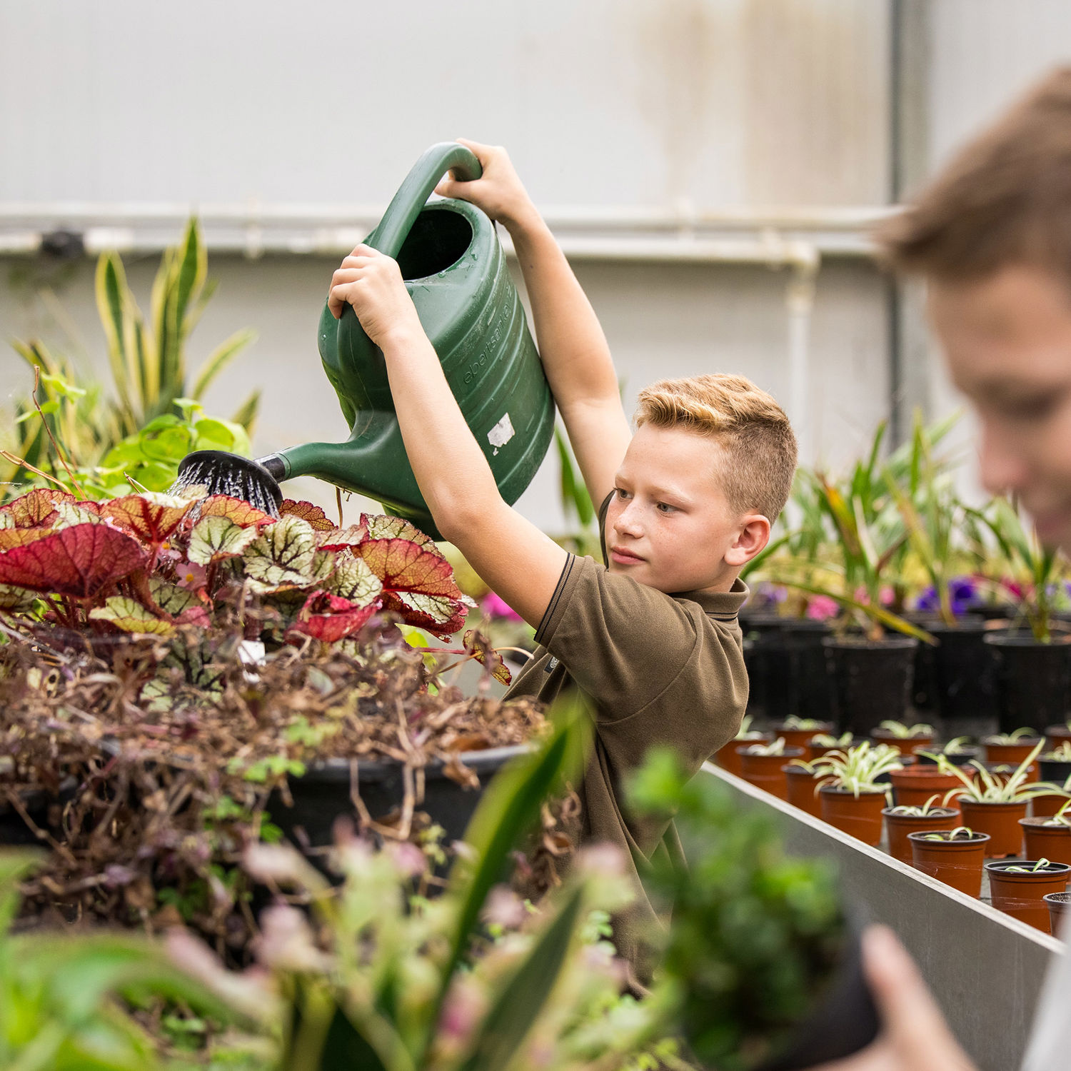 Meisje zittend op een bank voor kluisjes