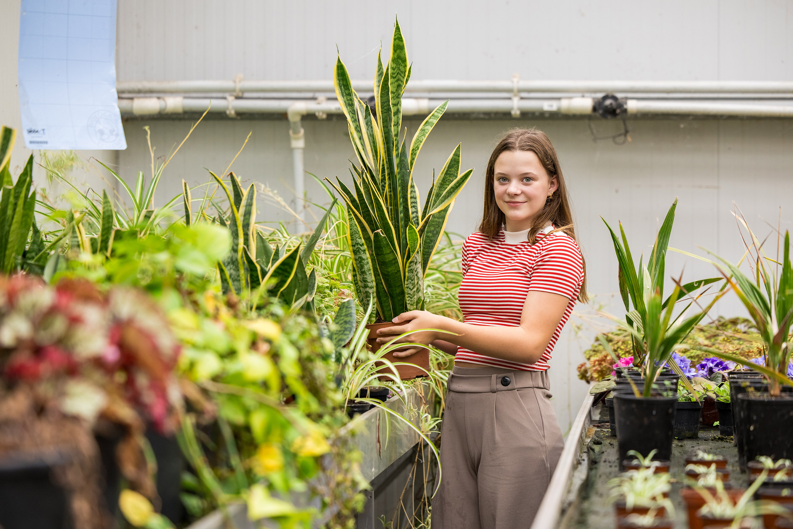 Meisje zittend op een bank voor kluisjes