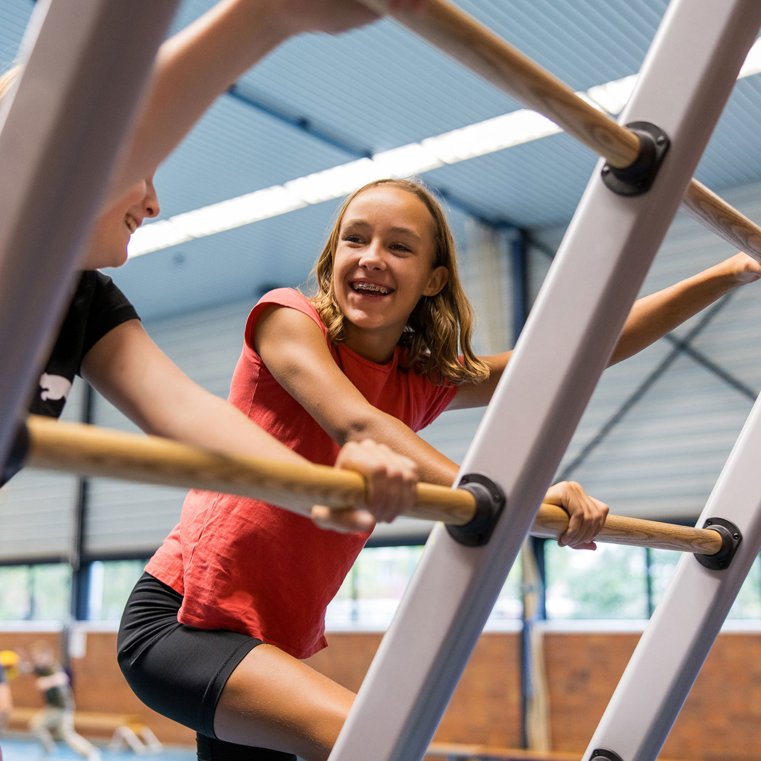 Meisje zittend op een bank voor kluisjes