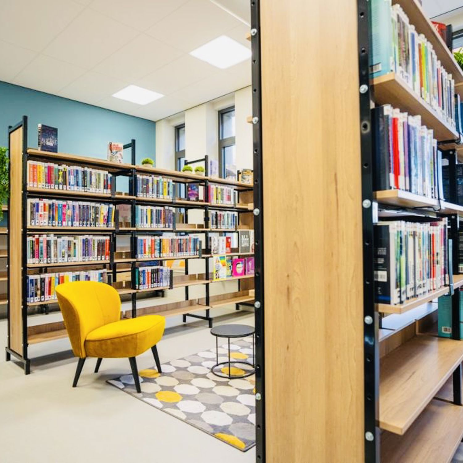 Meisje zittend op een bank voor kluisjes