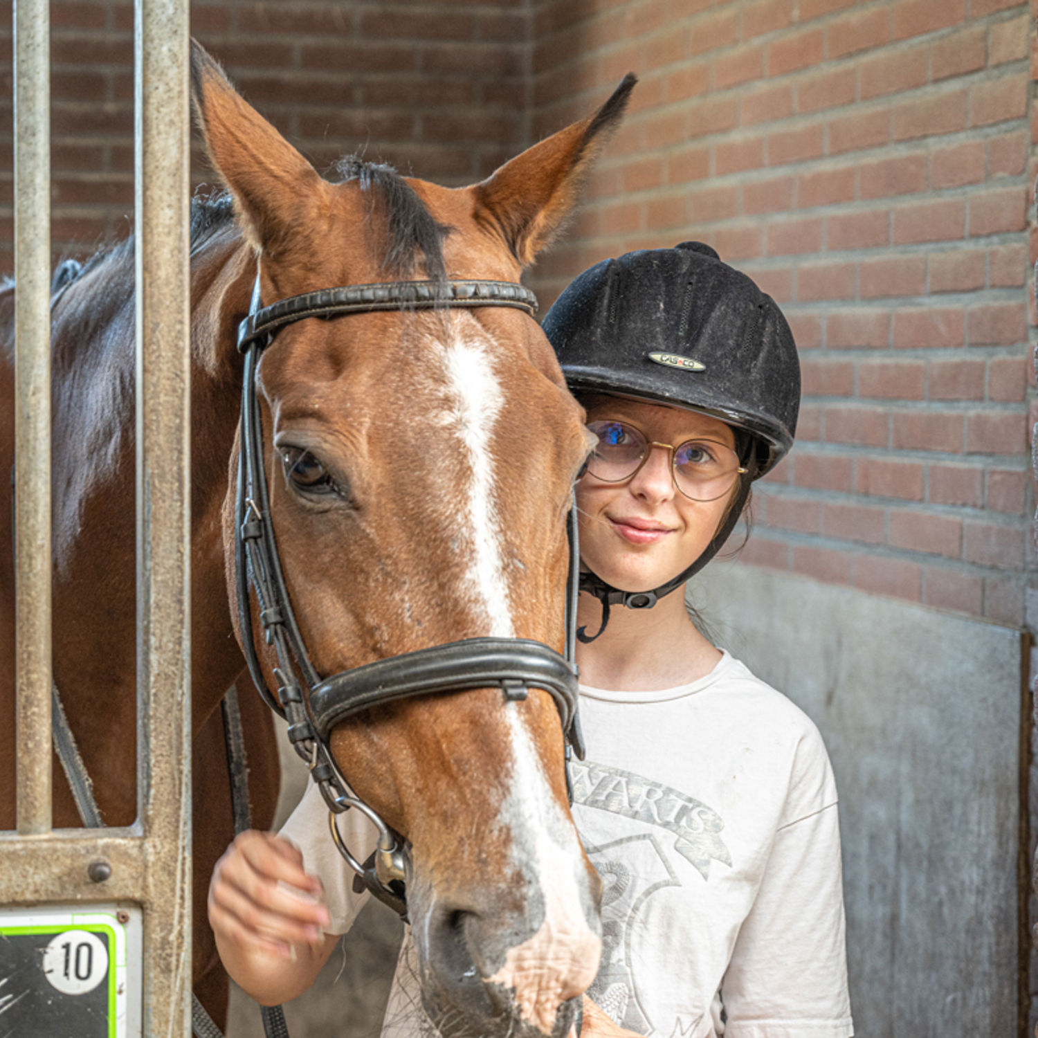 Meisje zittend op een bank voor kluisjes