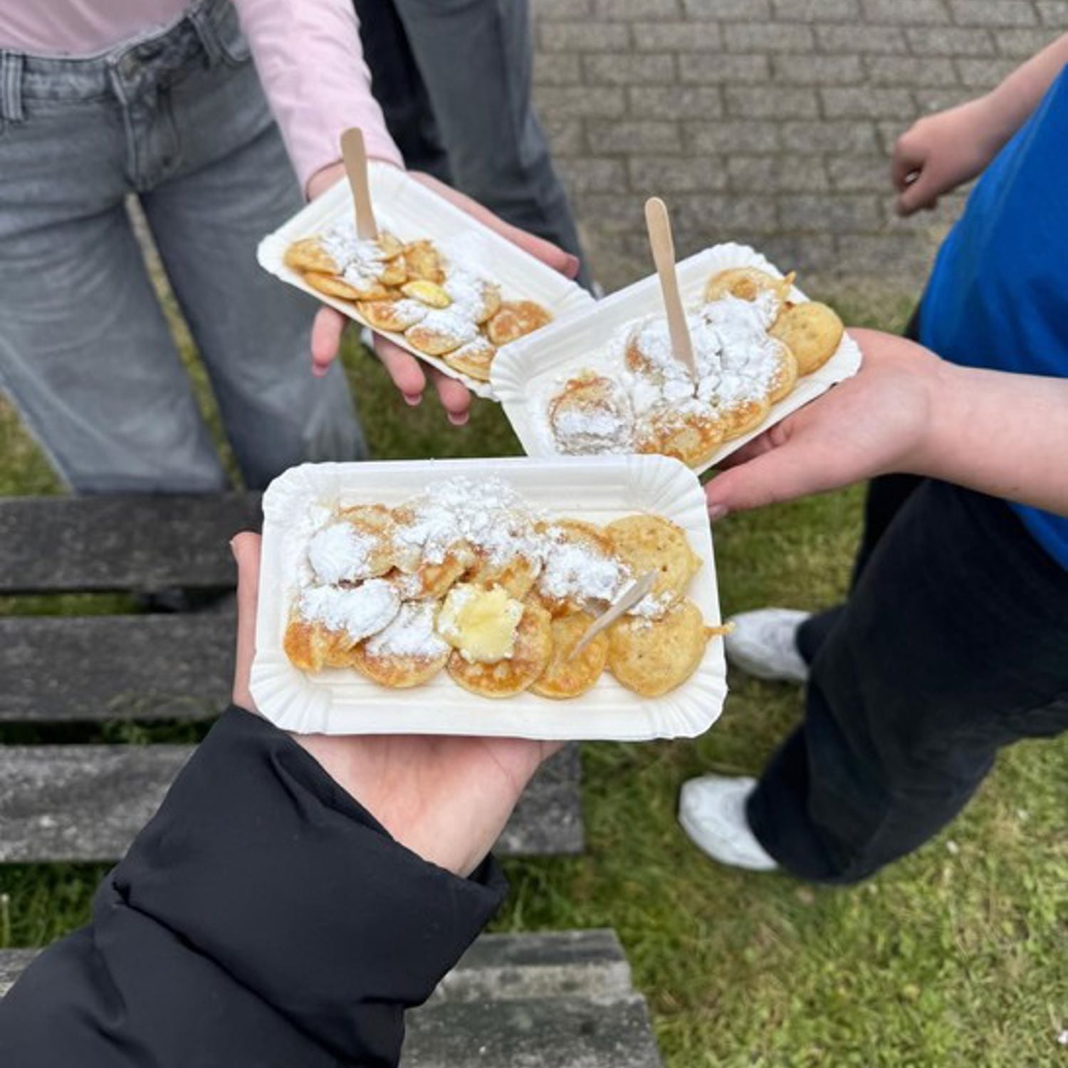 Meisje zittend op een bank voor kluisjes