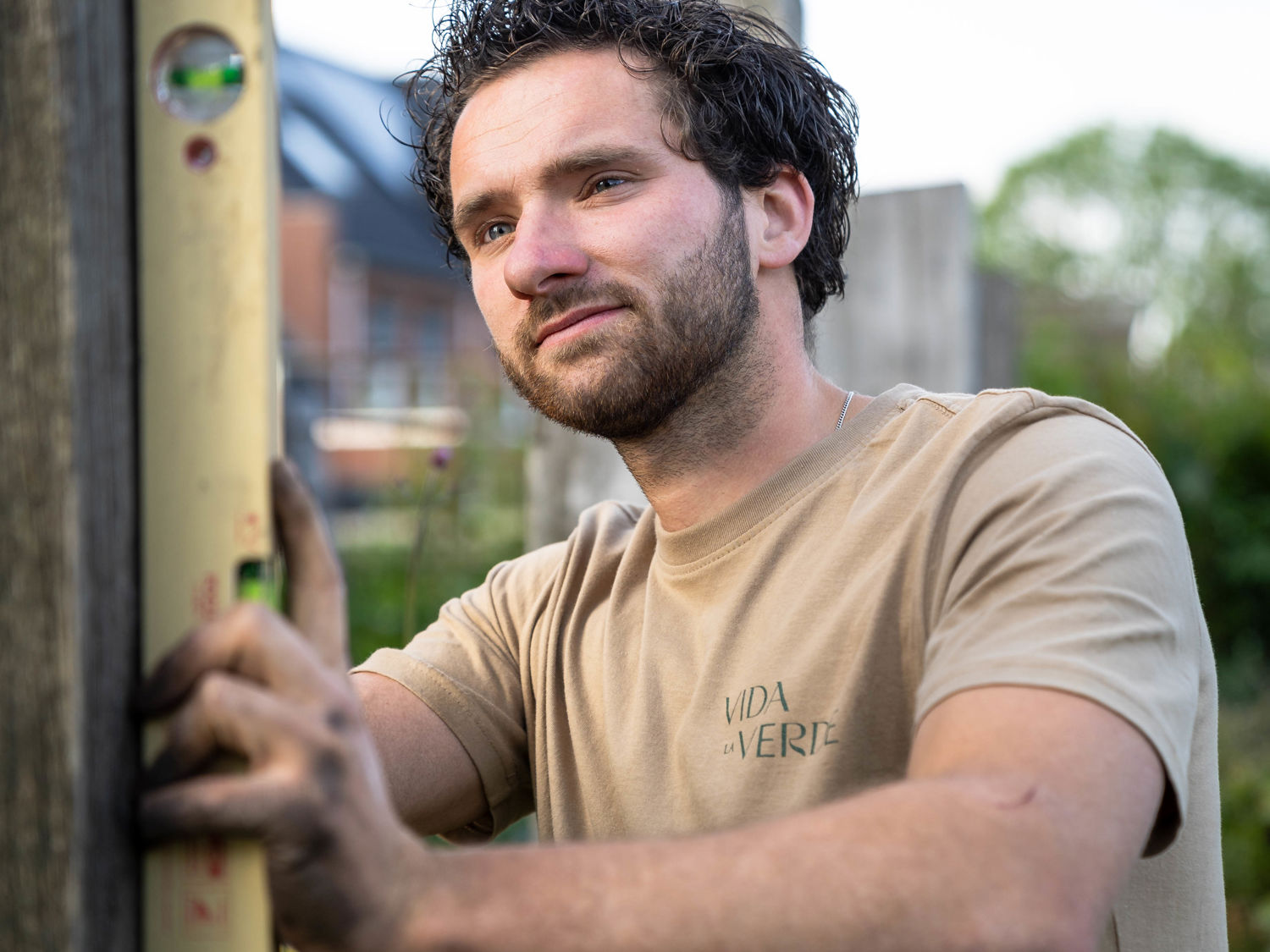 Leerling kust de neus van een paard